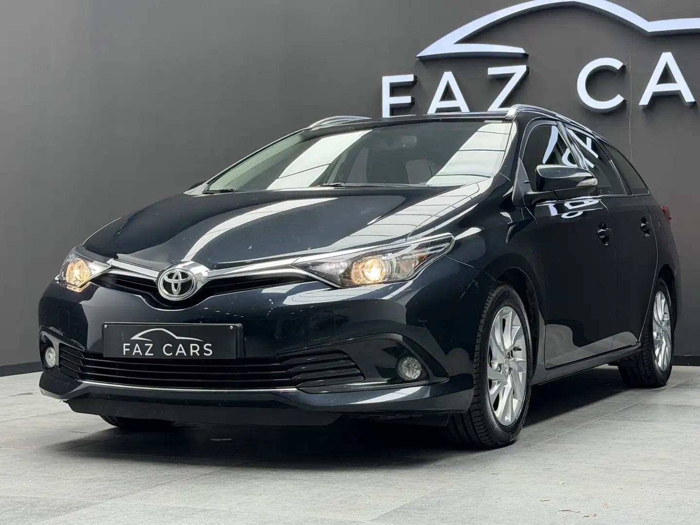 Toyota Auris * Réservé * Gris - 2