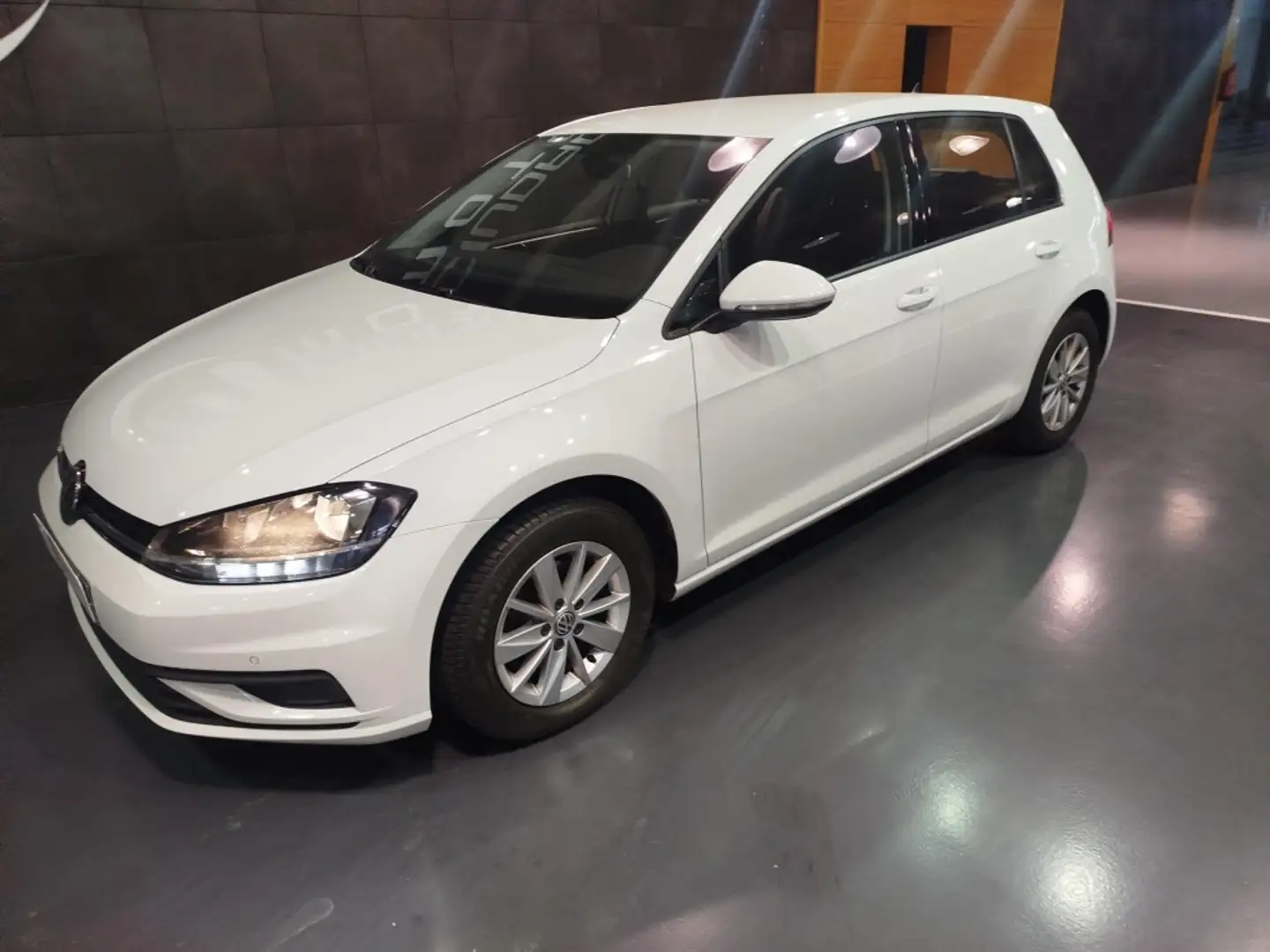 Volkswagen Golf 1.0 TSI Business Edition 85kW Wit - 1