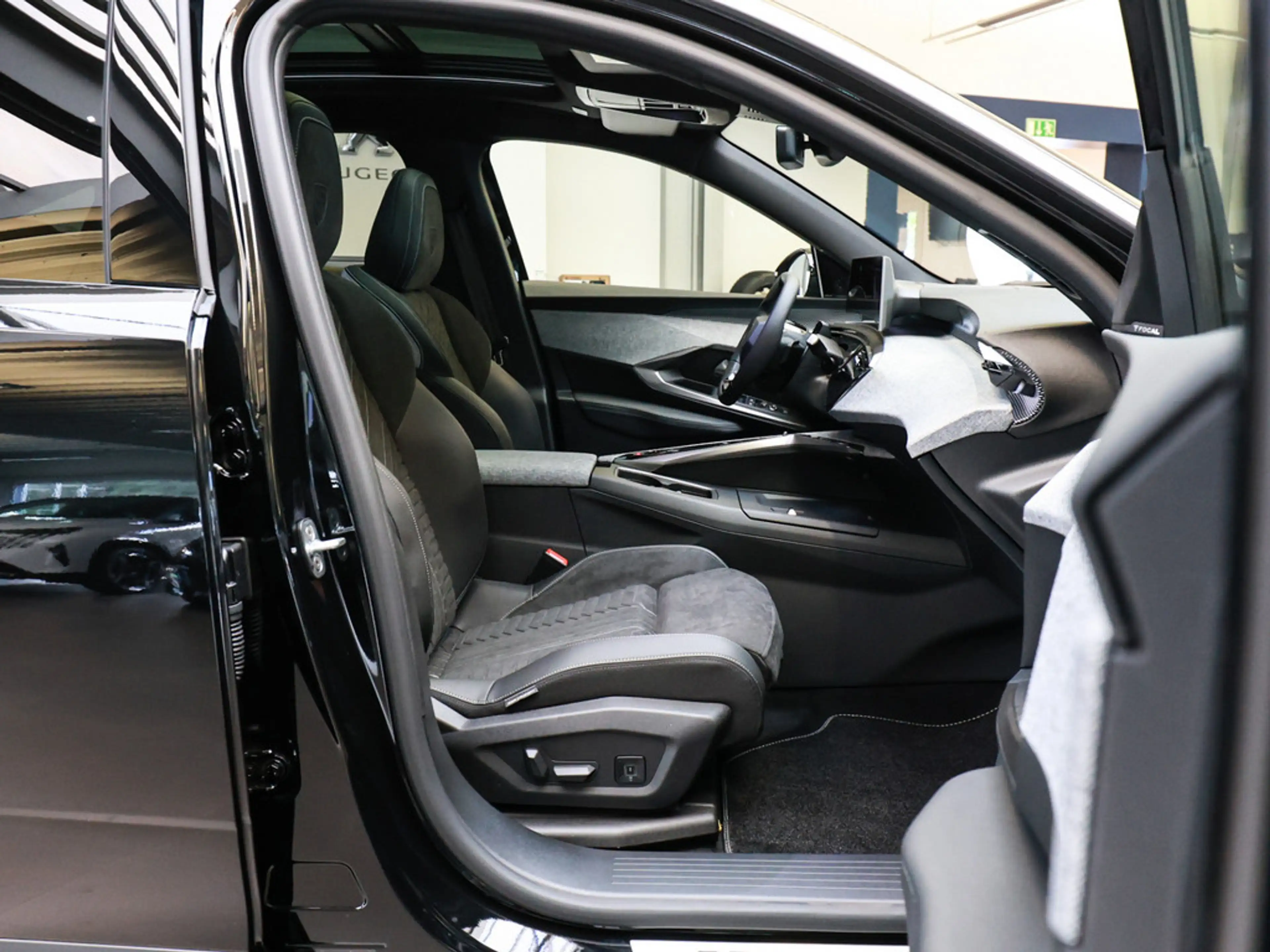Peugeot 3008 GT EXCLUSIVE HYBRID 145 e-DSC6 AHK ACC — photo 4