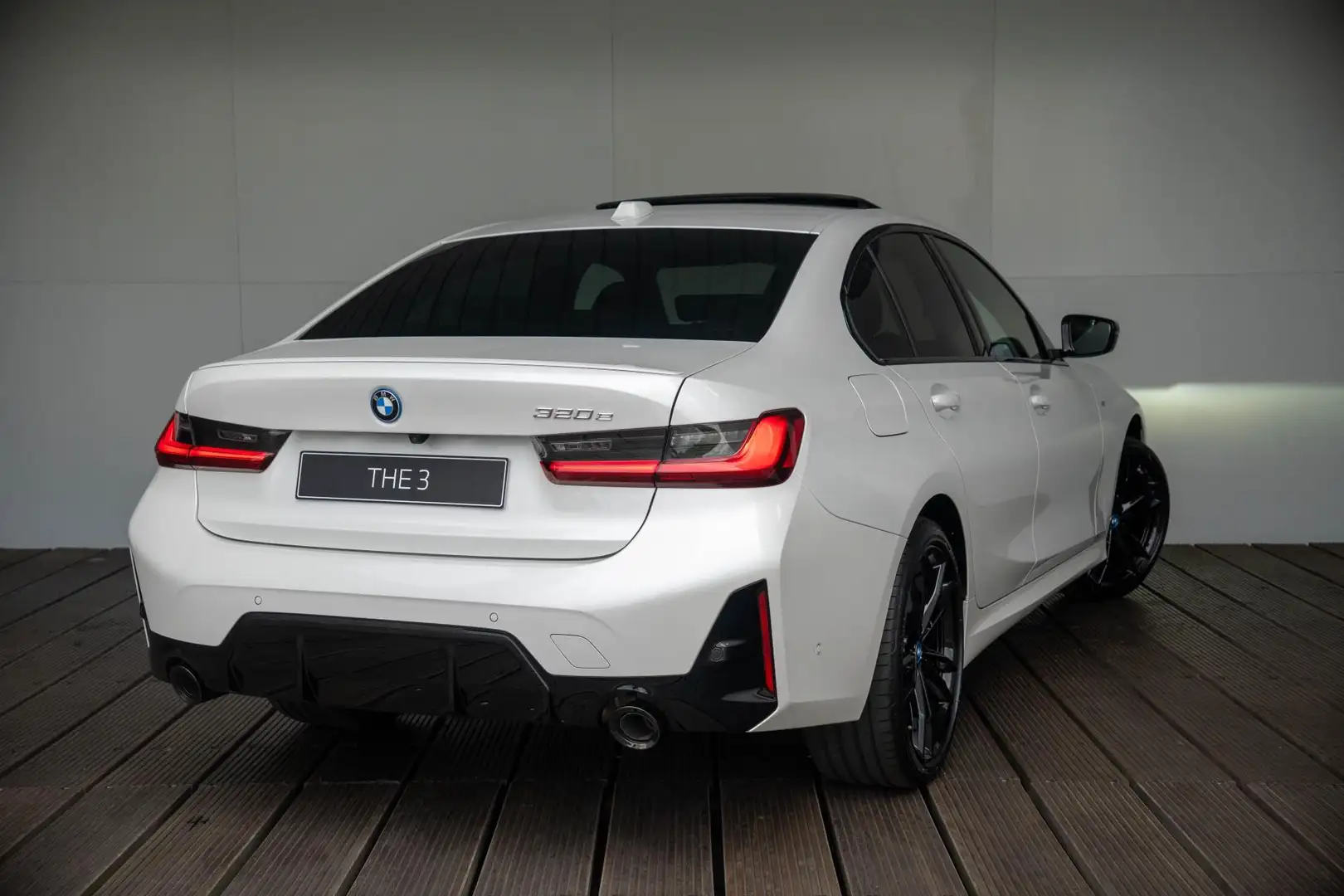 BMW 320 3 Serie Sedan 320e | M Sportpakket | Travel Pack | Weiß - 2
