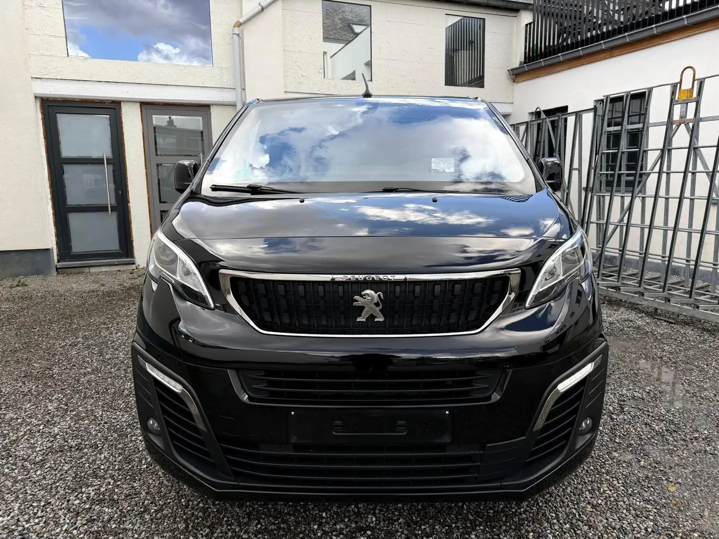 Peugeot Traveller VIP S / 2.0 BlueHDi L2/ Business/ Full Option/ Zwart - 2