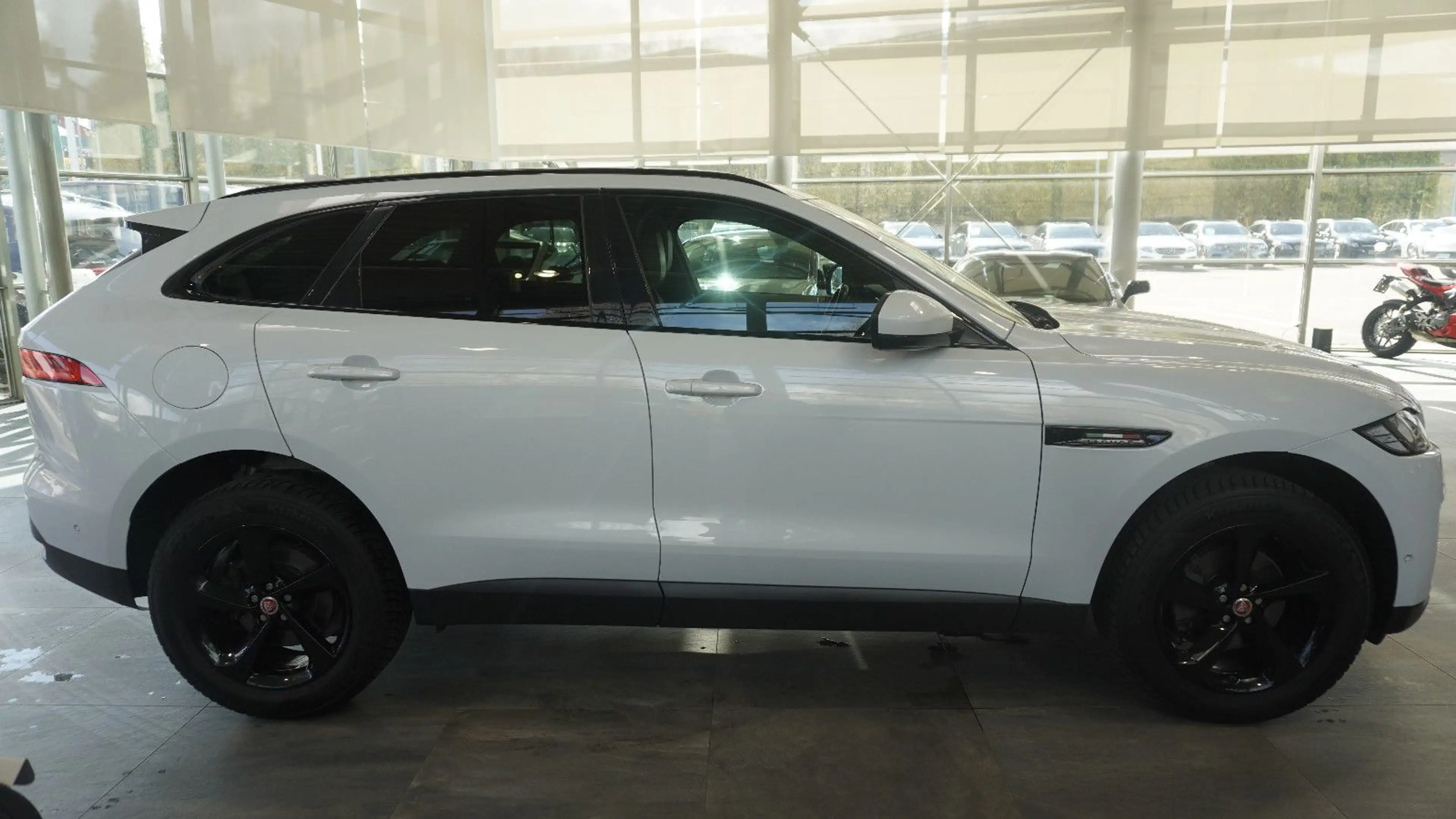 Jaguar F-Pace Prestige AWD*MERIDIAN*NAVI*KAM* — photo 4