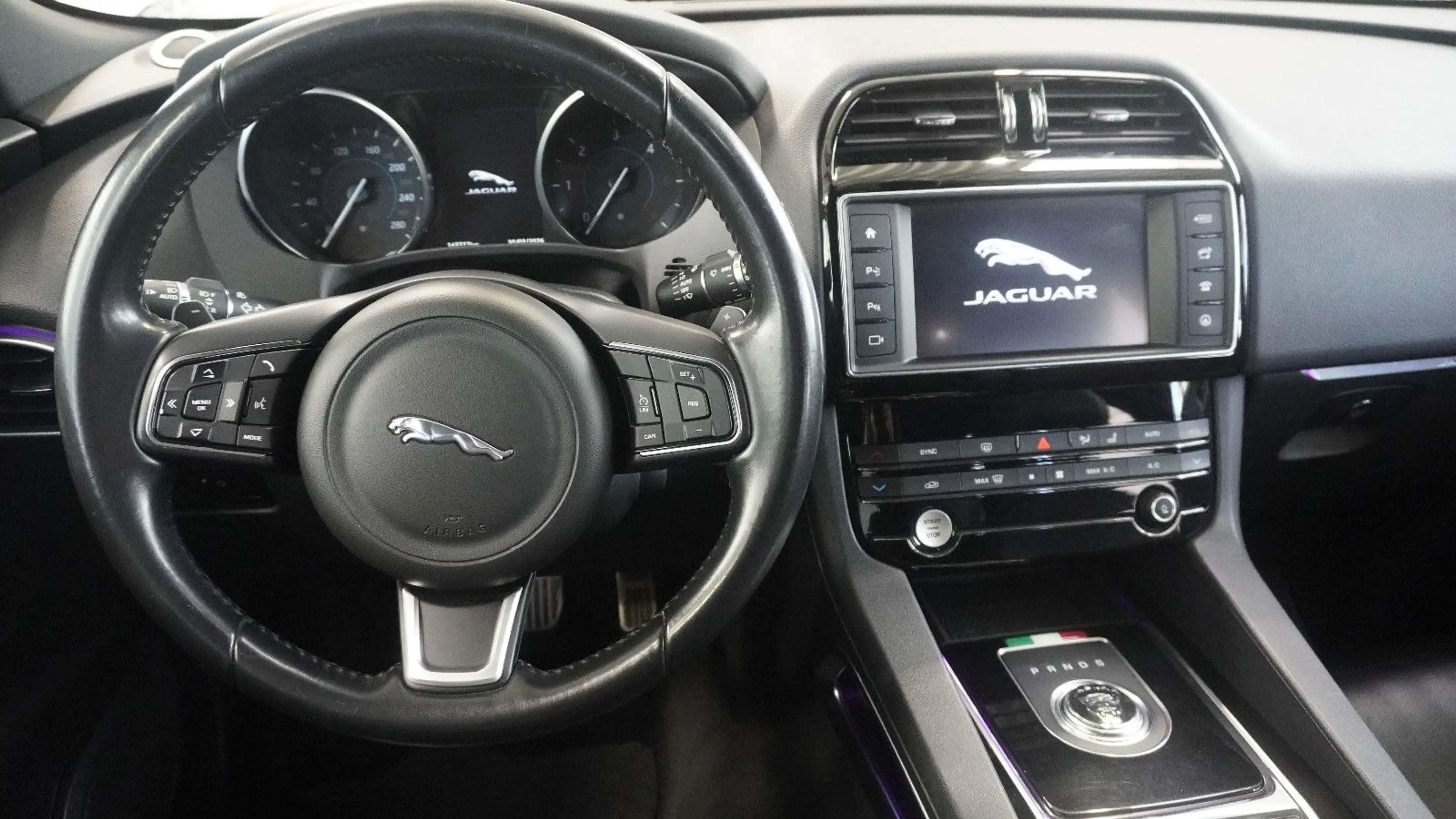 Jaguar F-Pace Prestige AWD*MERIDIAN*NAVI*KAM* — photo 12