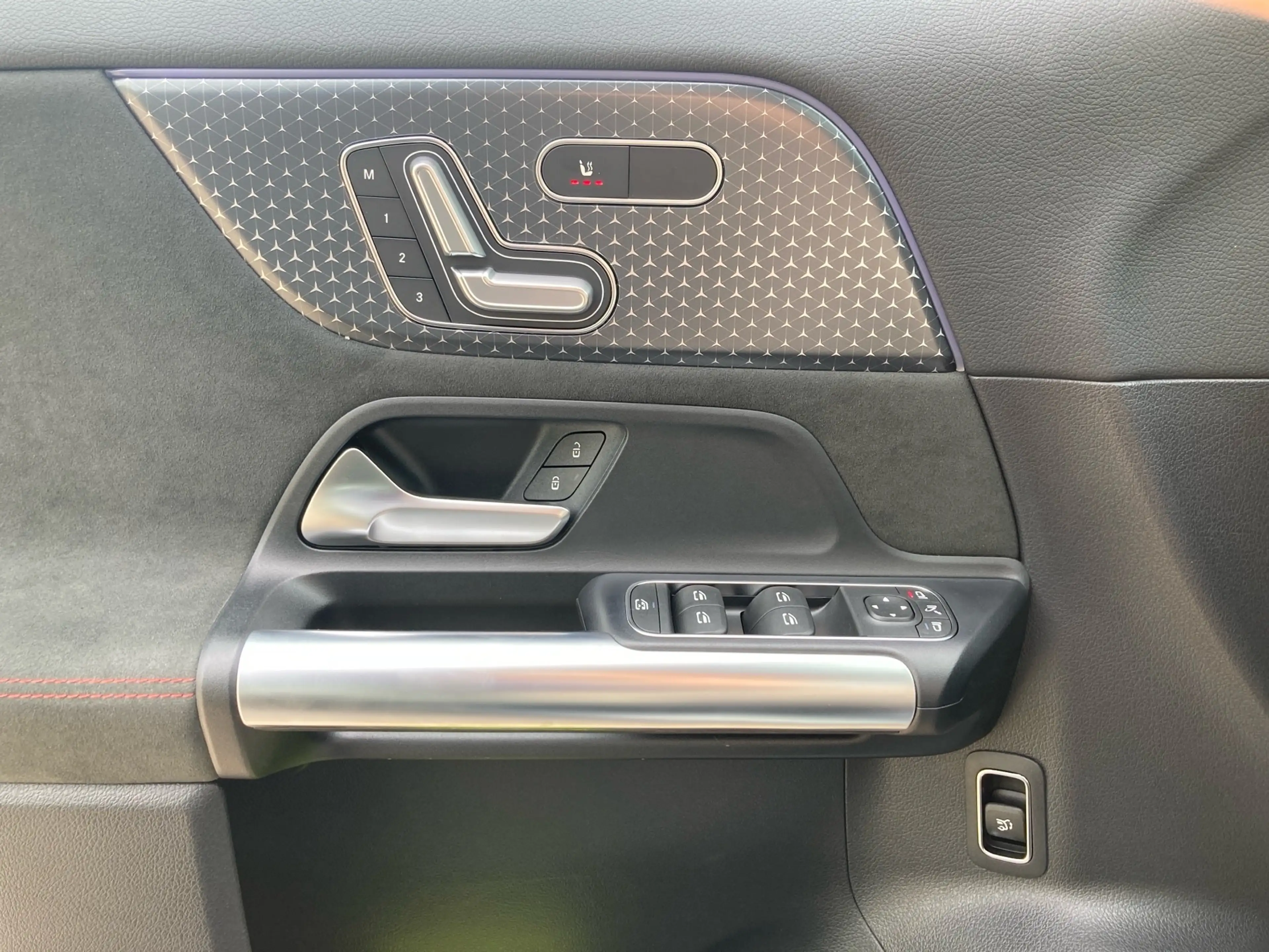 Mercedes-Benz GLA 220 d 4M AMG+Navi+AHK+Kam+LED+AdvSound+Night — photo 14