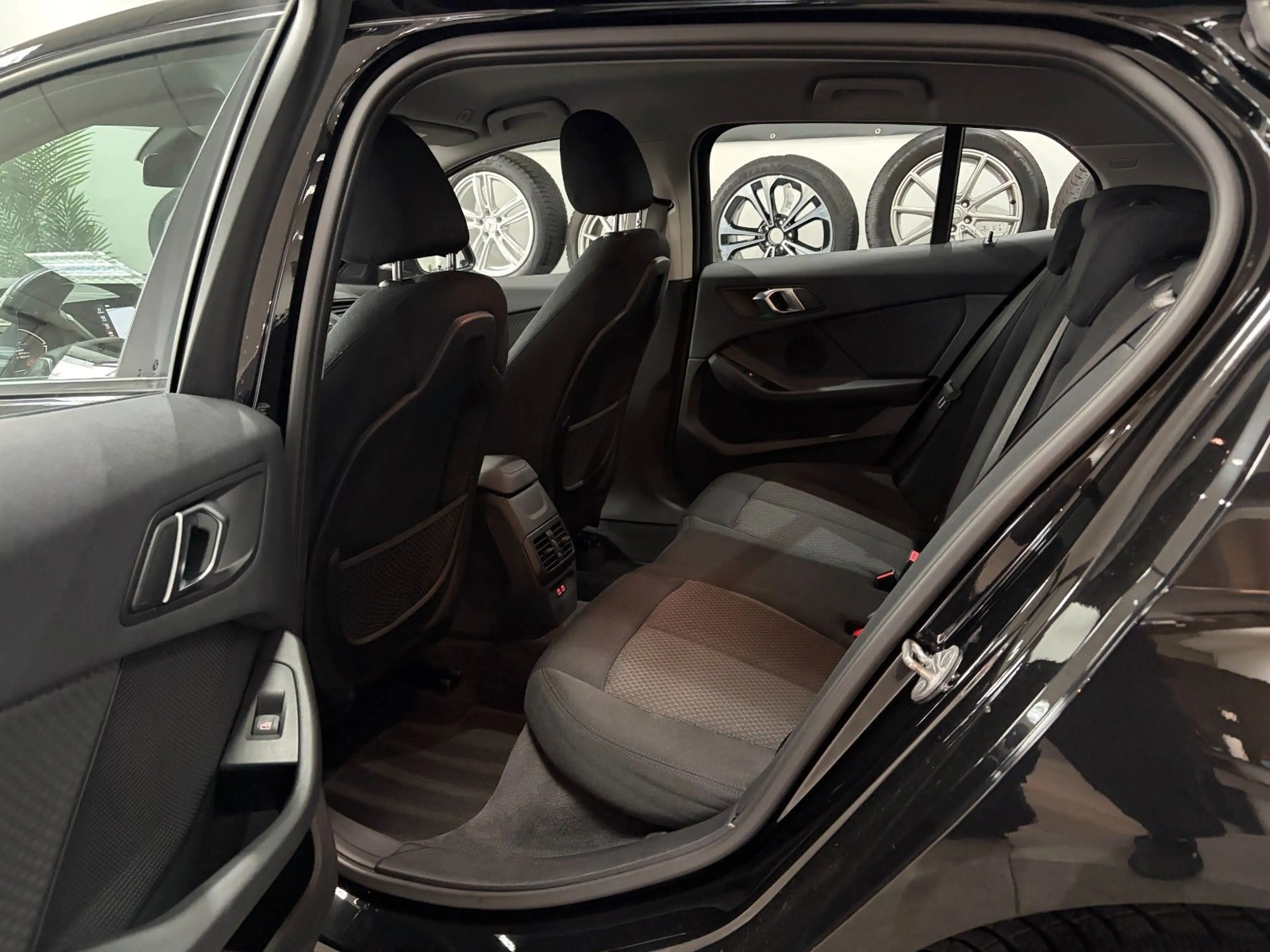 BMW 120 1 Limousine*LED*LiveCockpit*Automatik*Hifi* — photo 21
