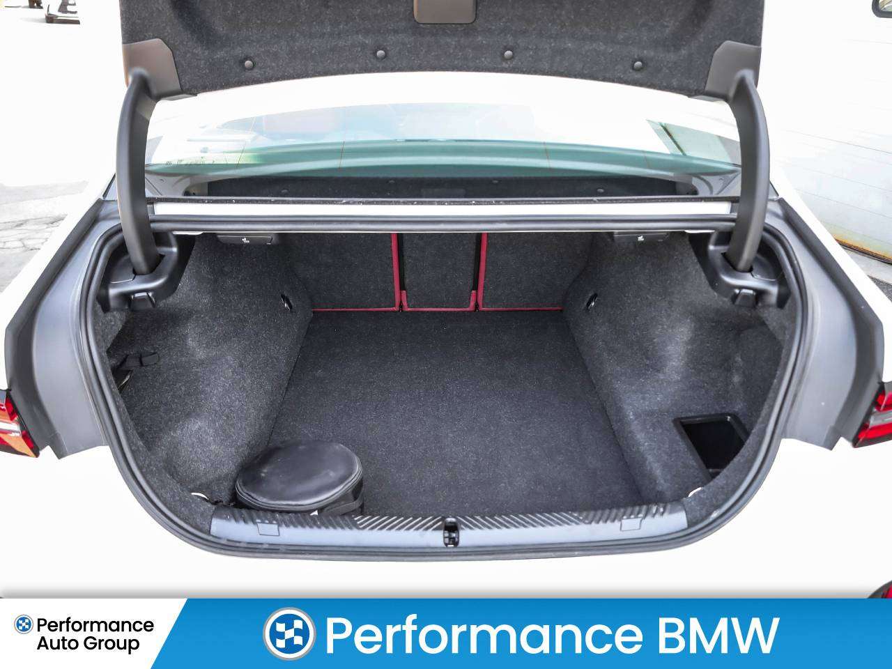 2026 BMW 5 Series 550e xDrive thumb 7
