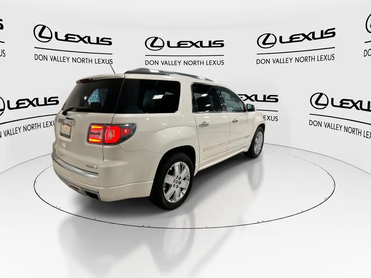 GMC Acadia снимка GMC Acadia