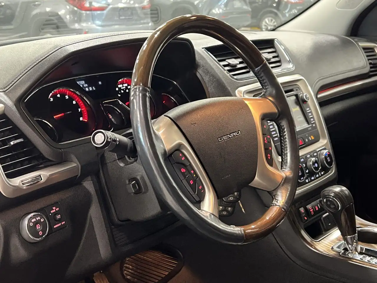 GMC Acadia снимка GMC Acadia