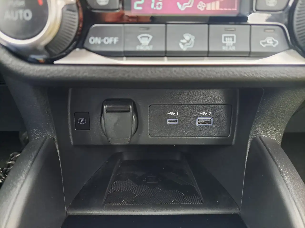 Nissan Versa снимка Nissan Versa