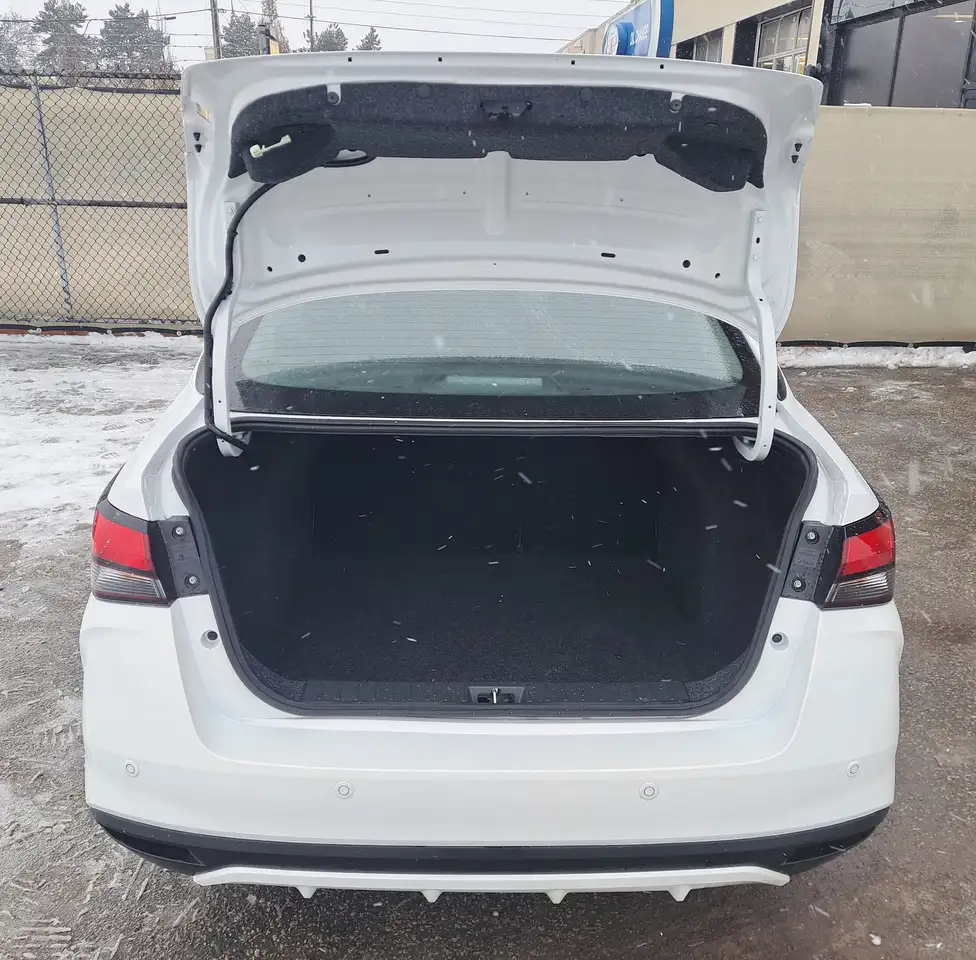 Nissan Versa снимка Nissan Versa