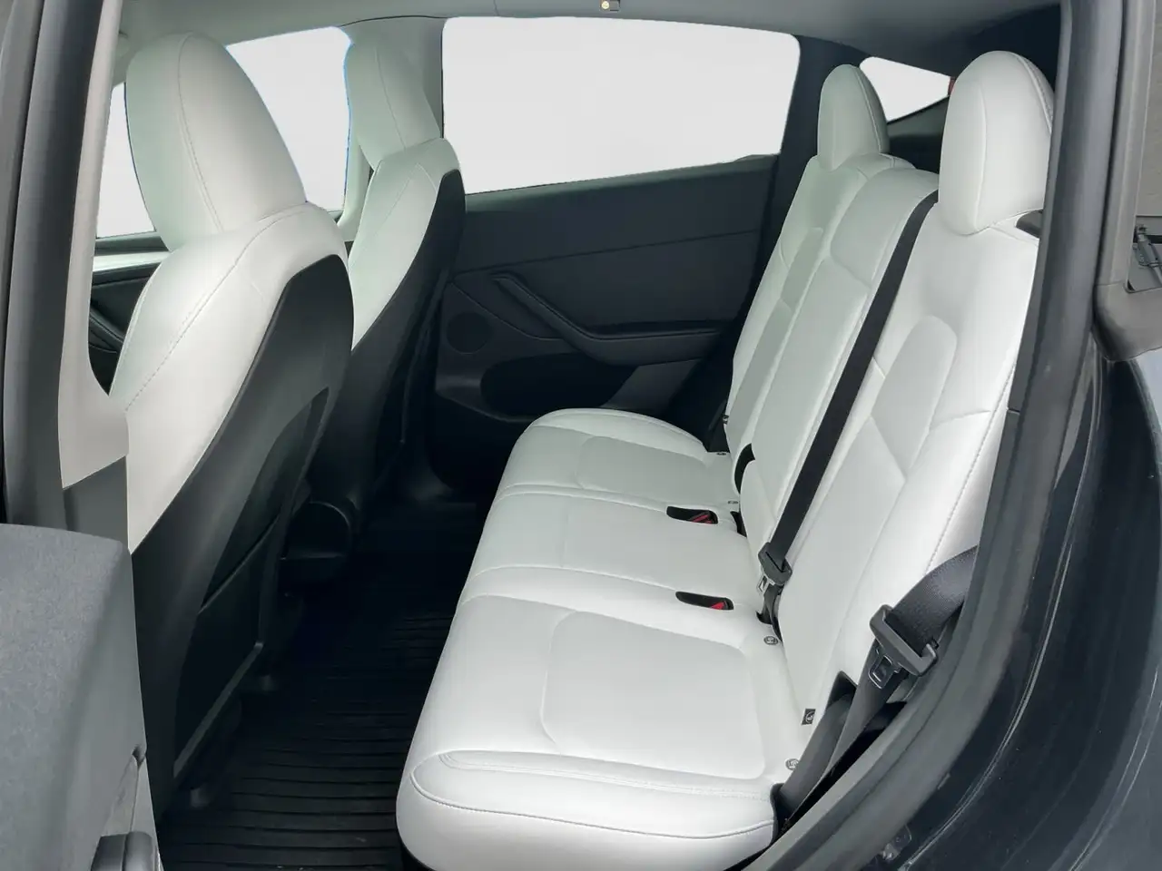 Tesla Model Y снимка Tesla Model Y