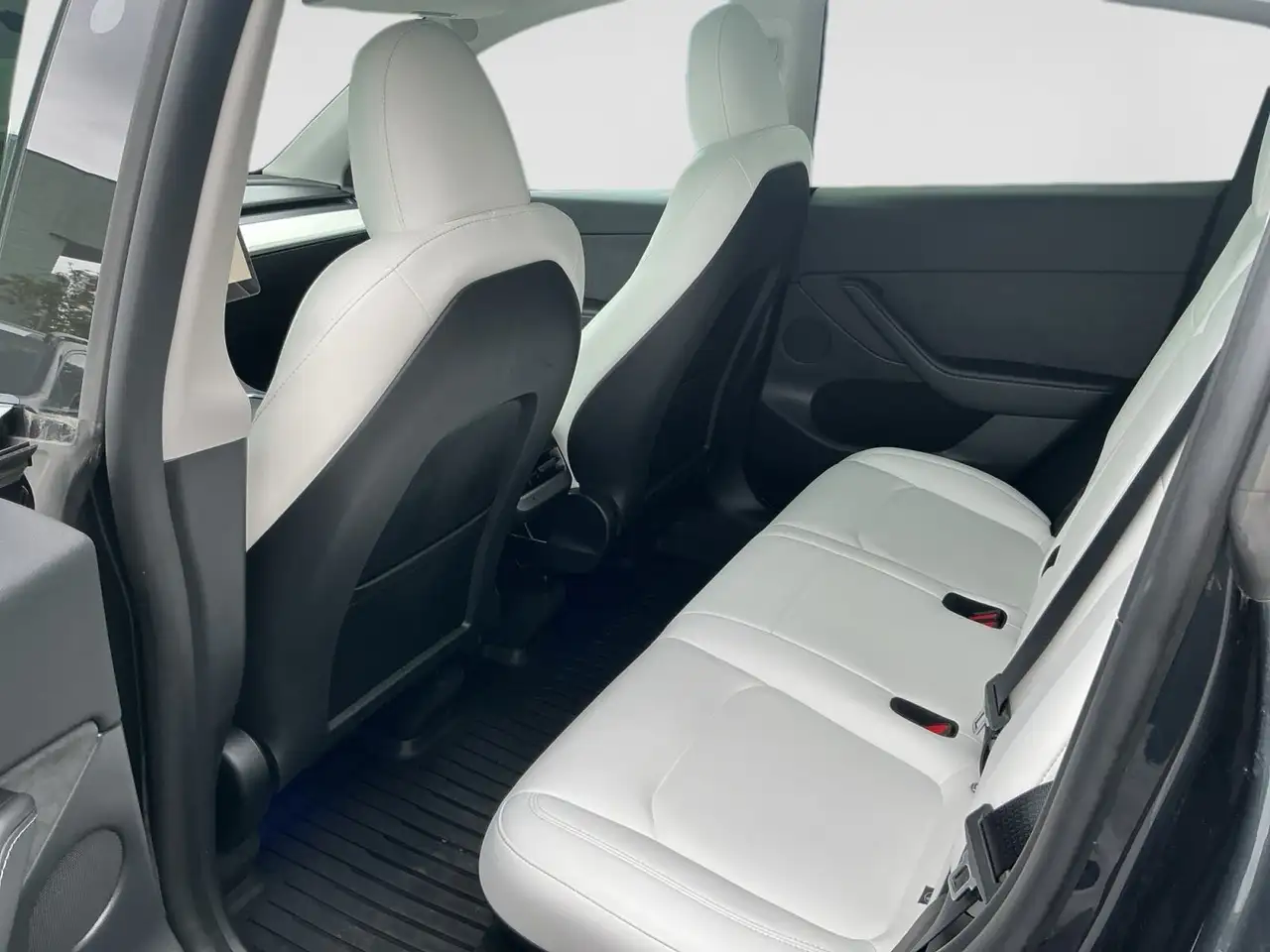 Tesla Model Y снимка Tesla Model Y