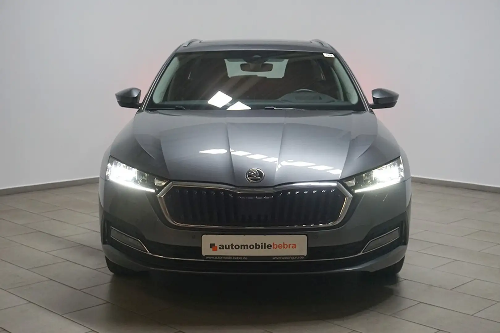 Skoda Octavia 2.0TDI DSG Style 4x4 Virtual AHK Pano Grau - 2