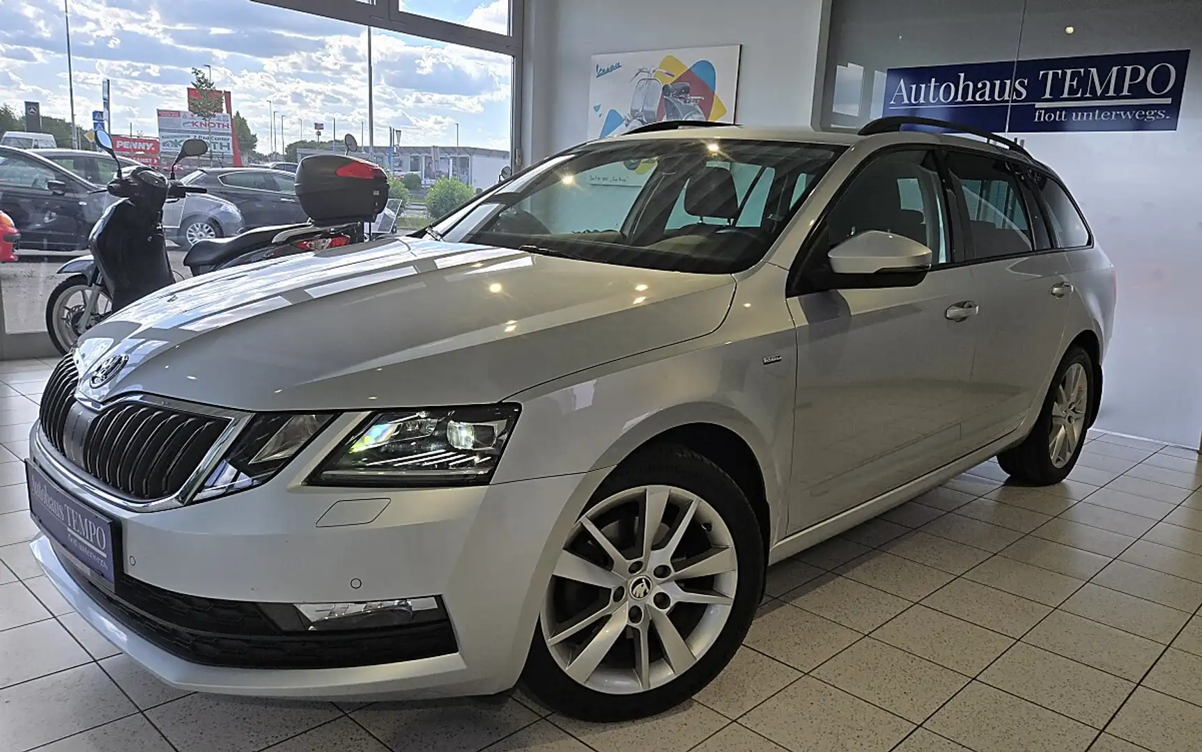 Skoda Octavia Combi 2,0 TDI Ambition DSG --TOLLE AUSSTATTUNG-- Silber - 1