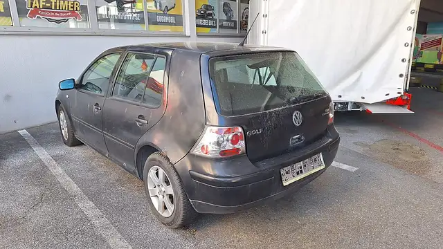 Volkswagen Golf view 3