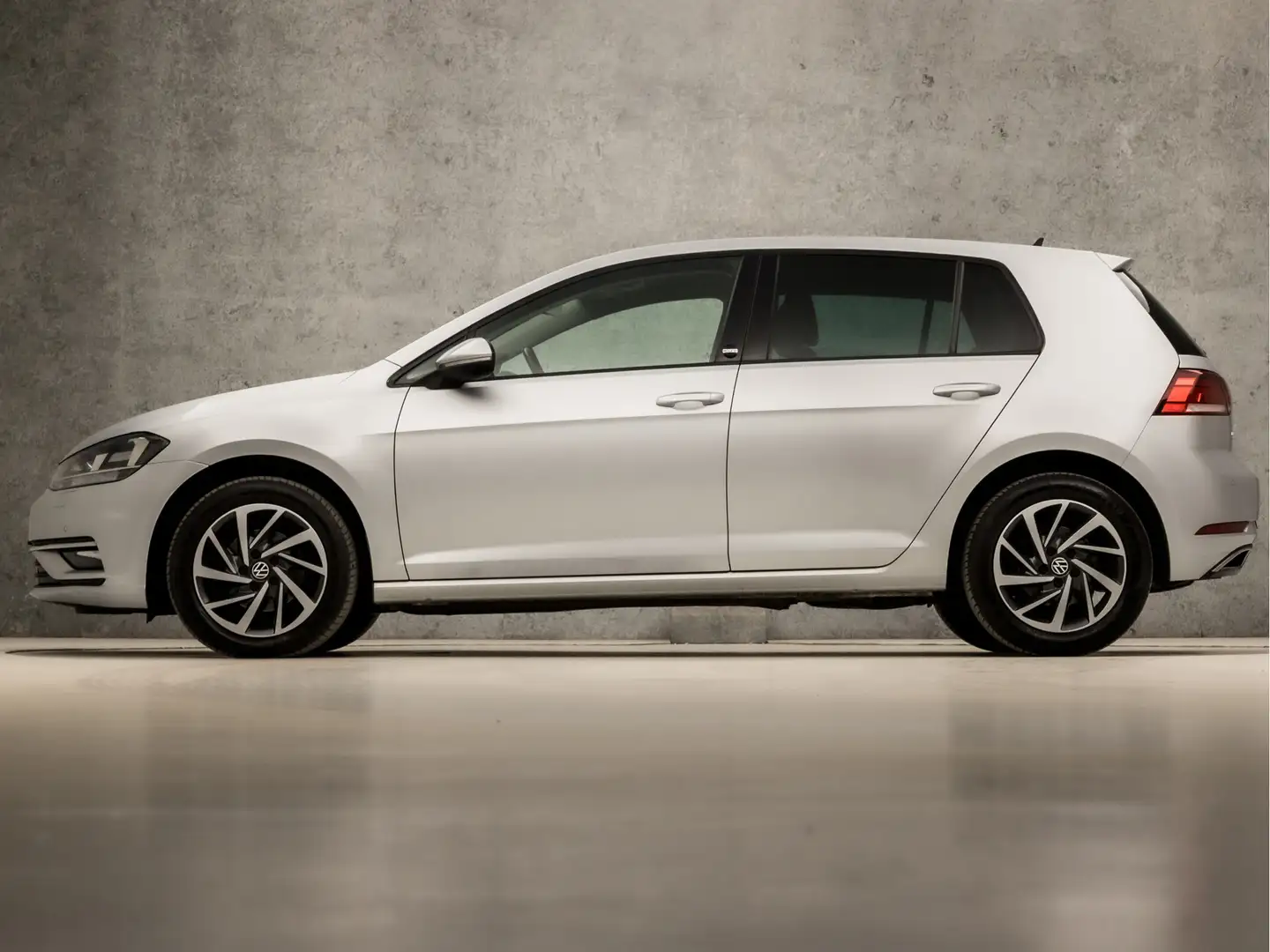 Volkswagen Golf 1.0 TSI Luxury Automaat (APPLE CARPLAY, GROOT NAVI Grijs - 2