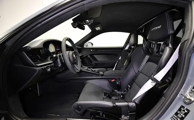 Porsche 992 view 14