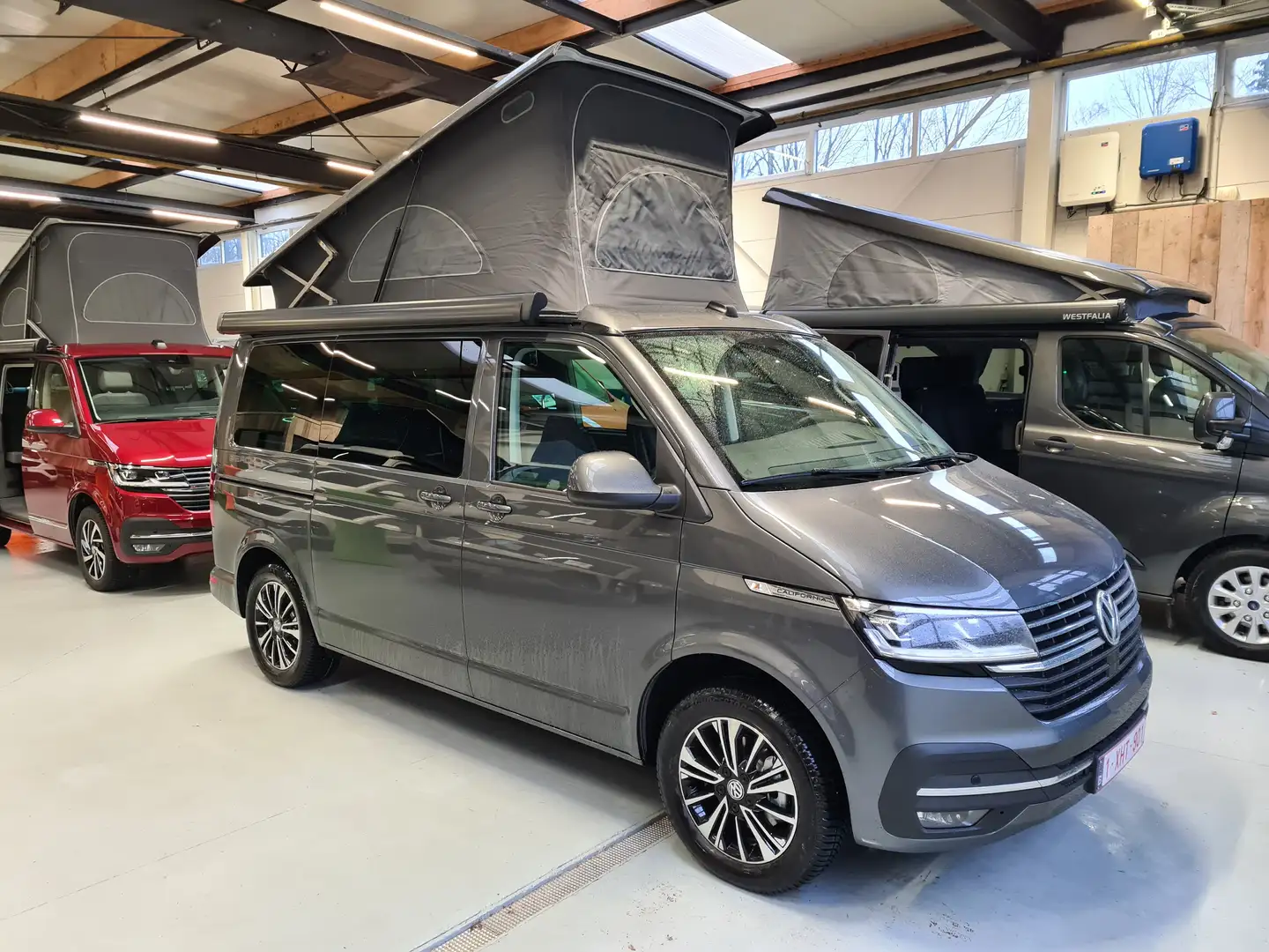 Volkswagen T6.1 California BEACH 150PK DSG-7 Automaat Gris - 1