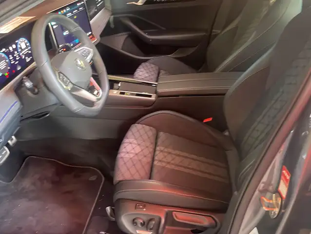 Volkswagen Passat view 4