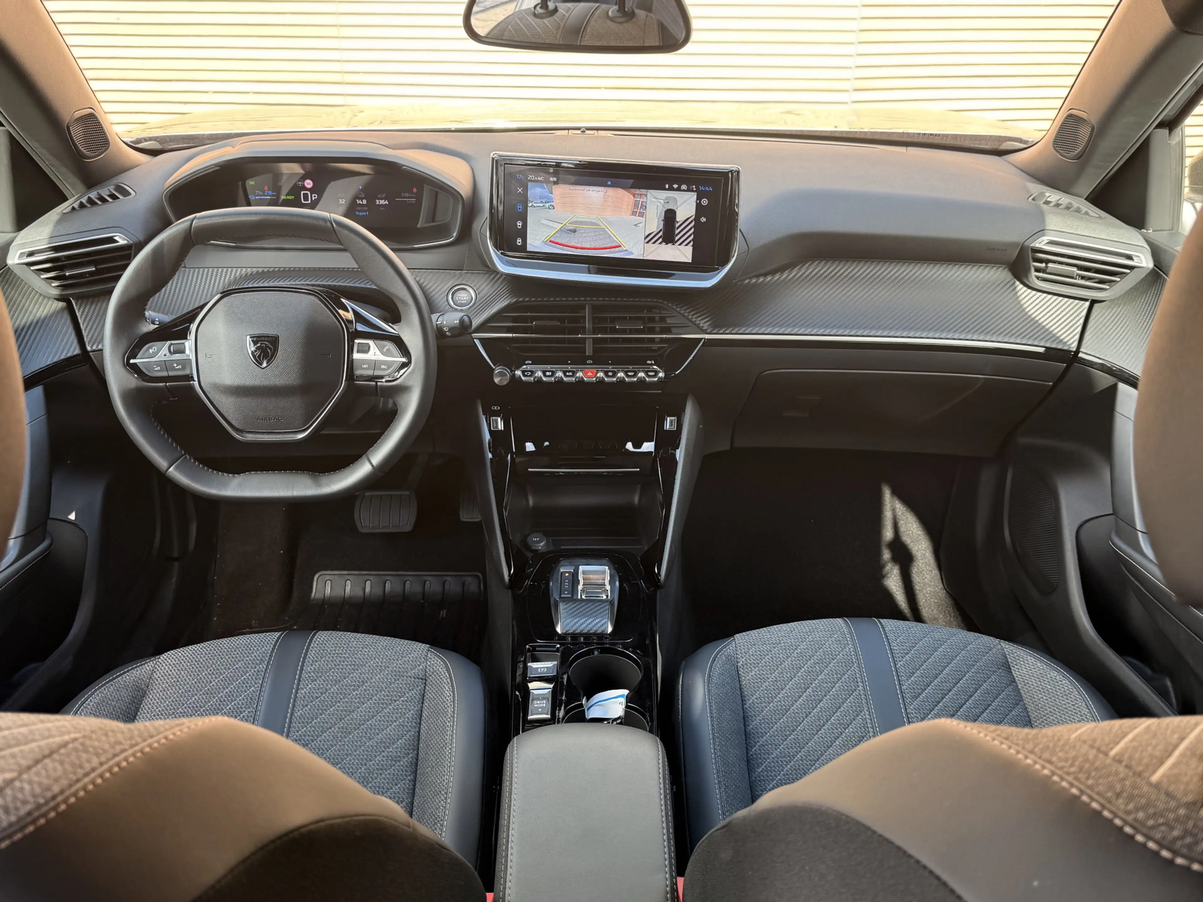 Peugeot e-2008 EV Allure Pack 50 kWh 360* Camera / Navi / Clima / — photo 2