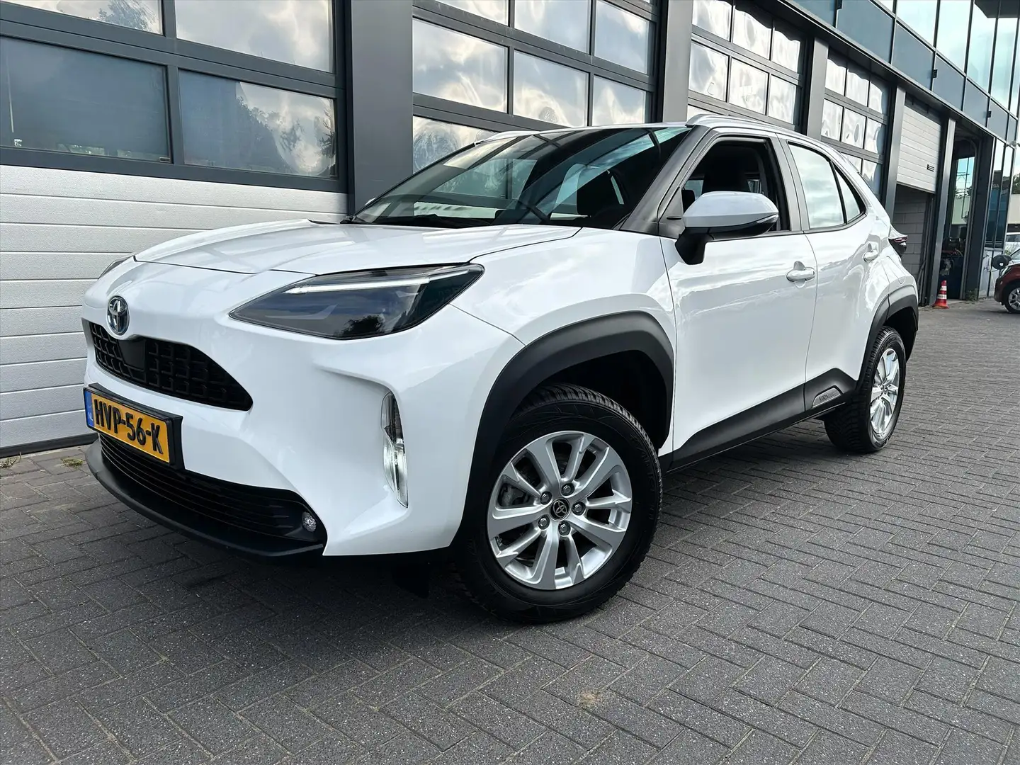 Toyota Yaris Cross 1.5 Hybrid 116pk, Carplay, Cam, Stoelverwarming Wit - 1