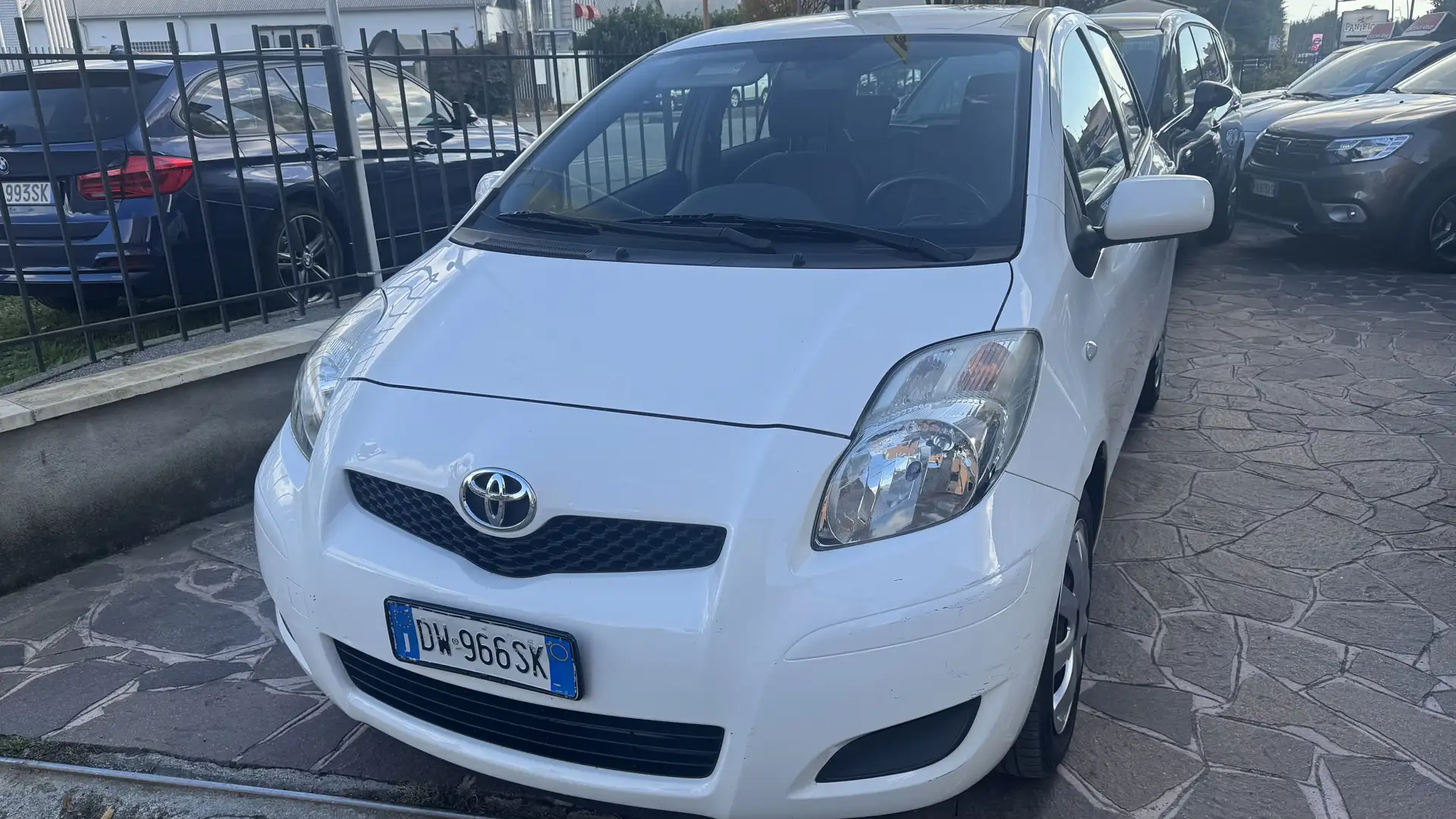 Toyota Yaris 5p 1.3 dual Sol 6 marce neo patentati Blanco - 2