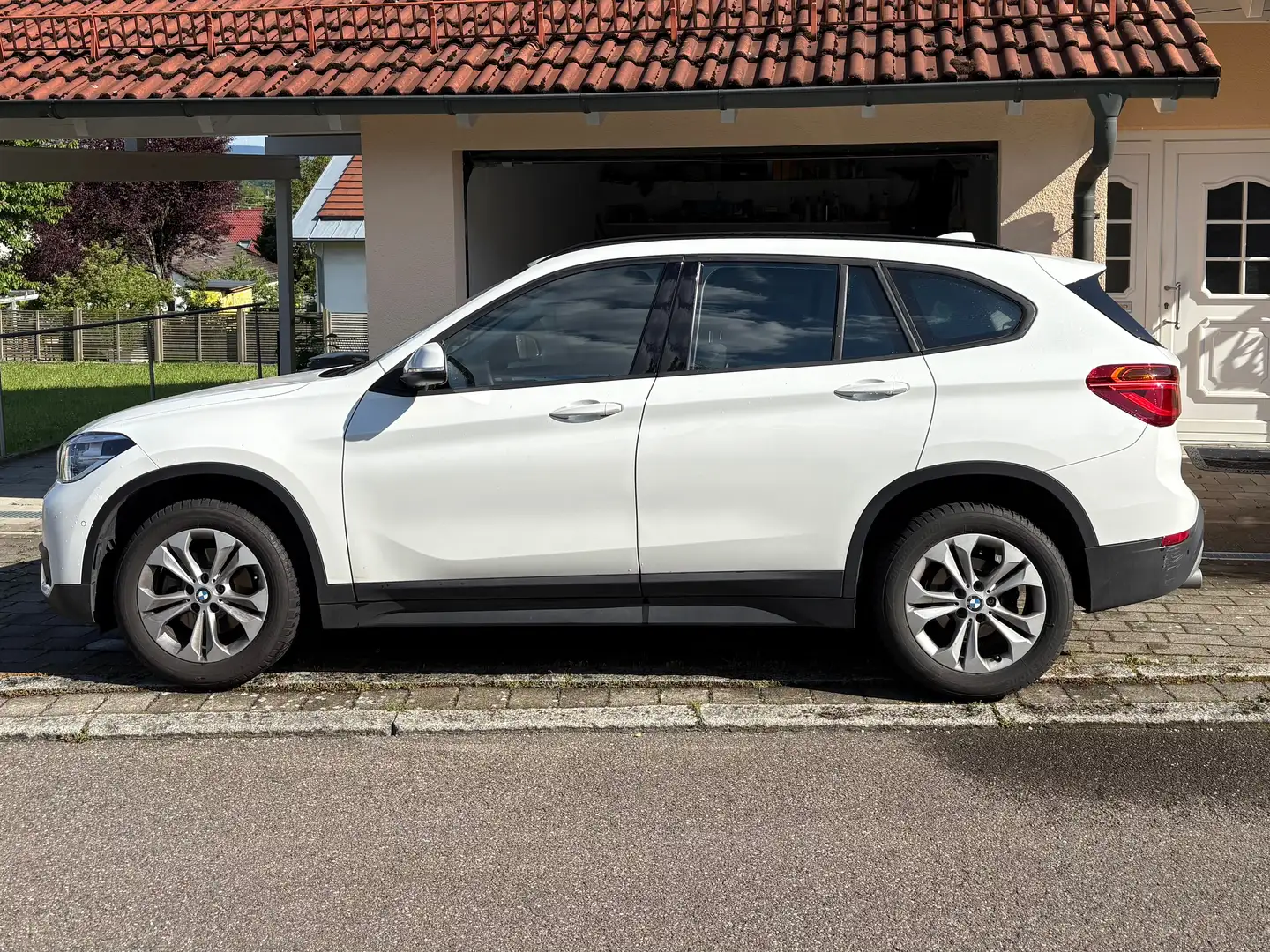 BMW X1 X1 sDrive18i Aut. Weiß - 1
