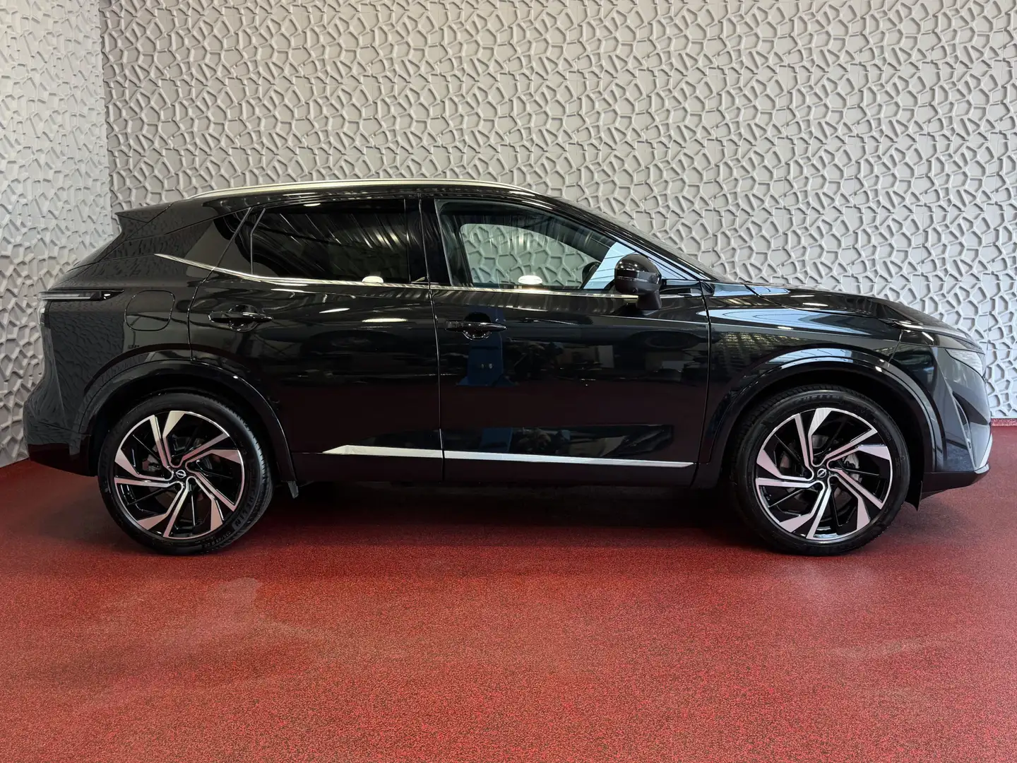 Nissan Qashqai 1.3 MHEV 160PK 4 CILINDER TEKNA PLUS BOSE 20''LMV Schwarz - 2