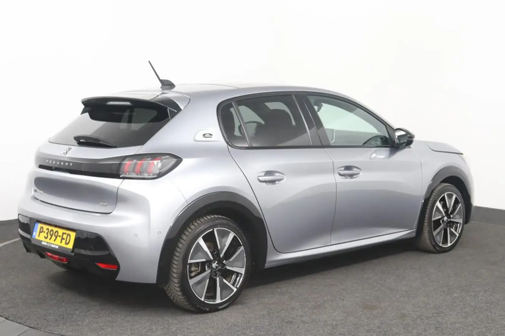 Peugeot e-208 EV GT Pack 50 kWh | Navigatie | Ad. cruise | Camer Grijs - 2