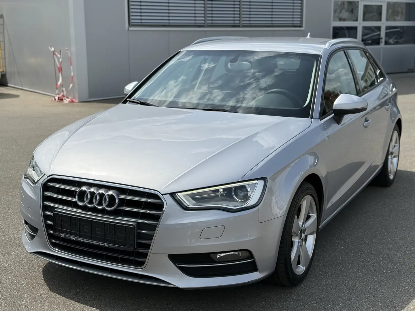 Audi A3 1.8 TFSI Sportback ** TUV AU. NEU **N A V I *** Silber - 1