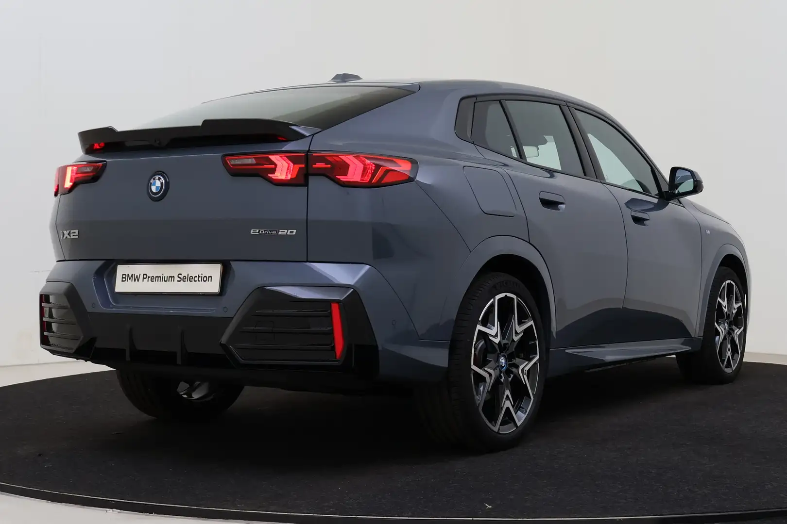 BMW iX2 eDrive20 High Executive M Sport / Panoramadak / Sp Grijs - 2