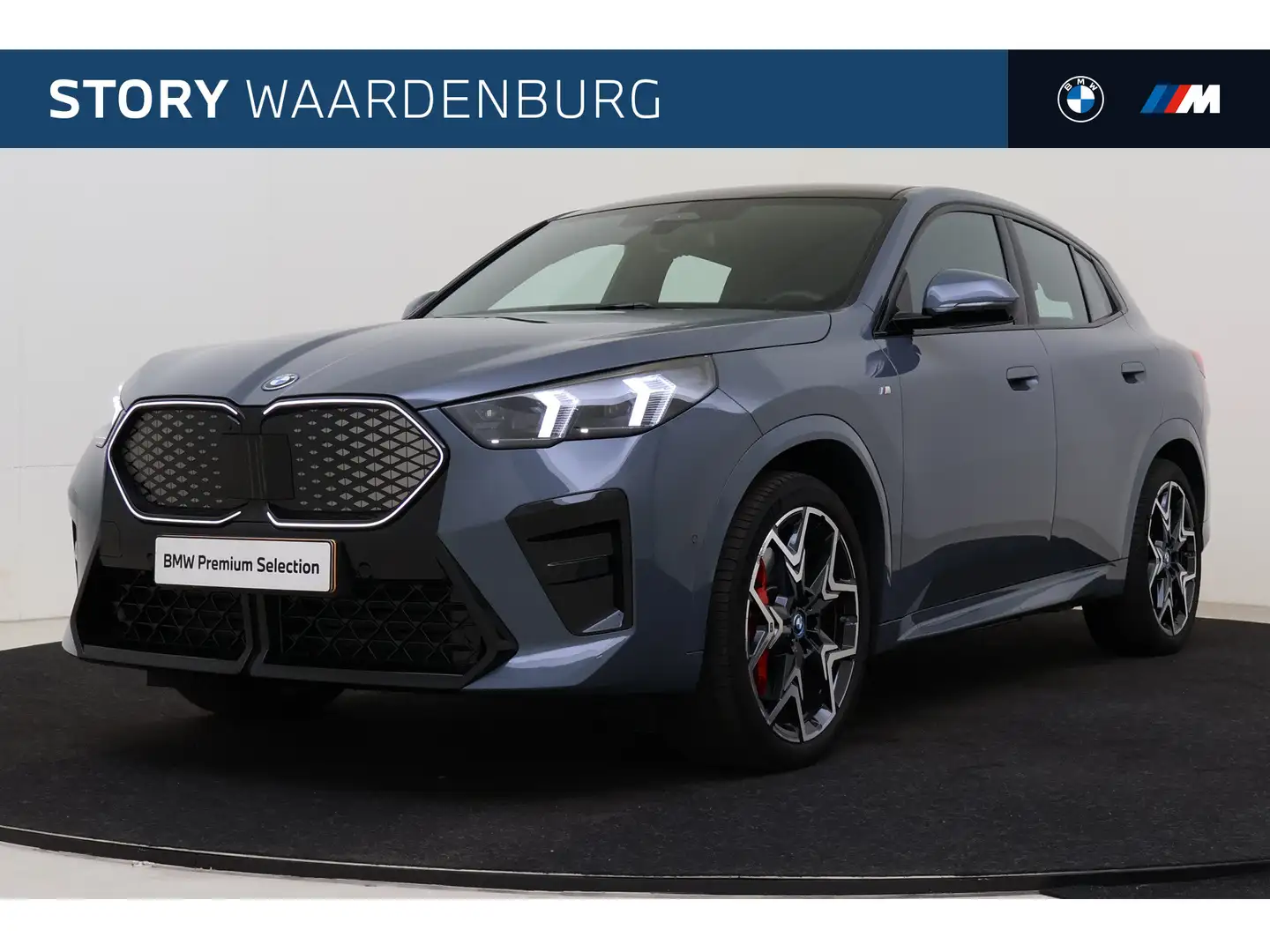 BMW iX2 eDrive20 High Executive M Sport / Panoramadak / Sp Grijs - 1