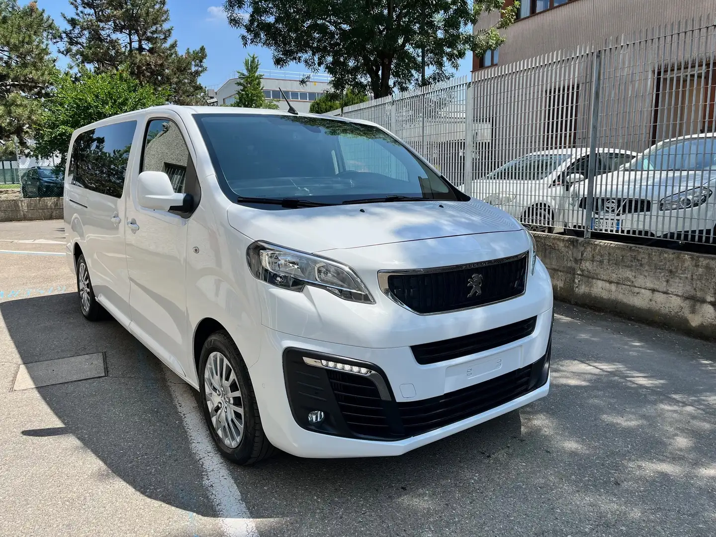Peugeot Traveller BlueHDi 120 S&S Long Business 9Posti Bianco - 1