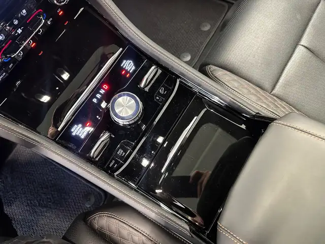 Jeep Grand Cherokee view 3