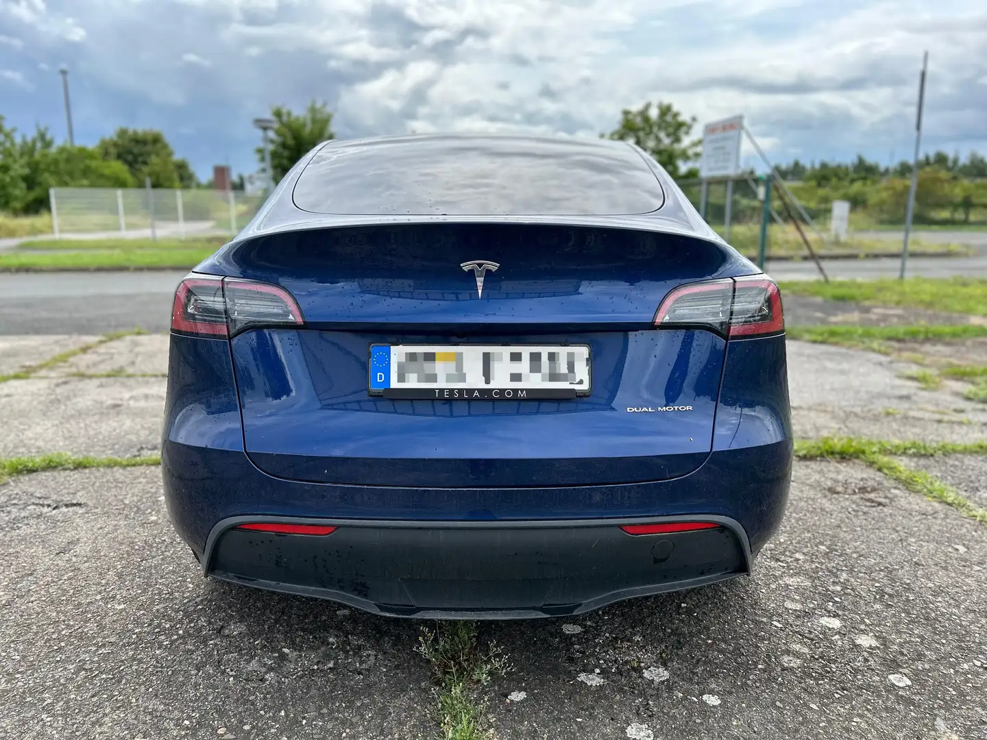 Tesla Model Y Longe Range Dual Motors Blau - 2