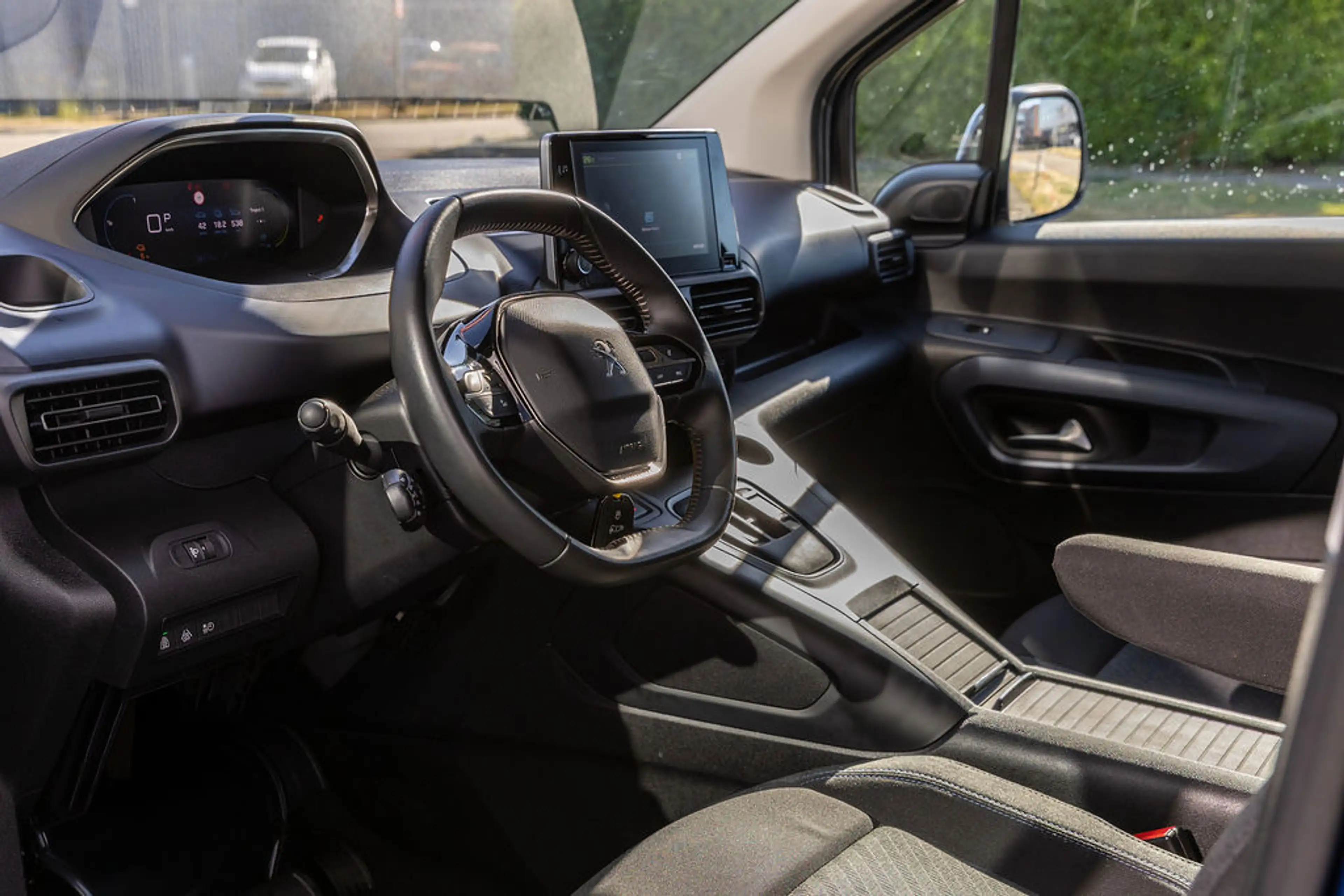 Peugeot e-Rifter Long EV Long Allure 7p. 50 kWh L2 — photo 26