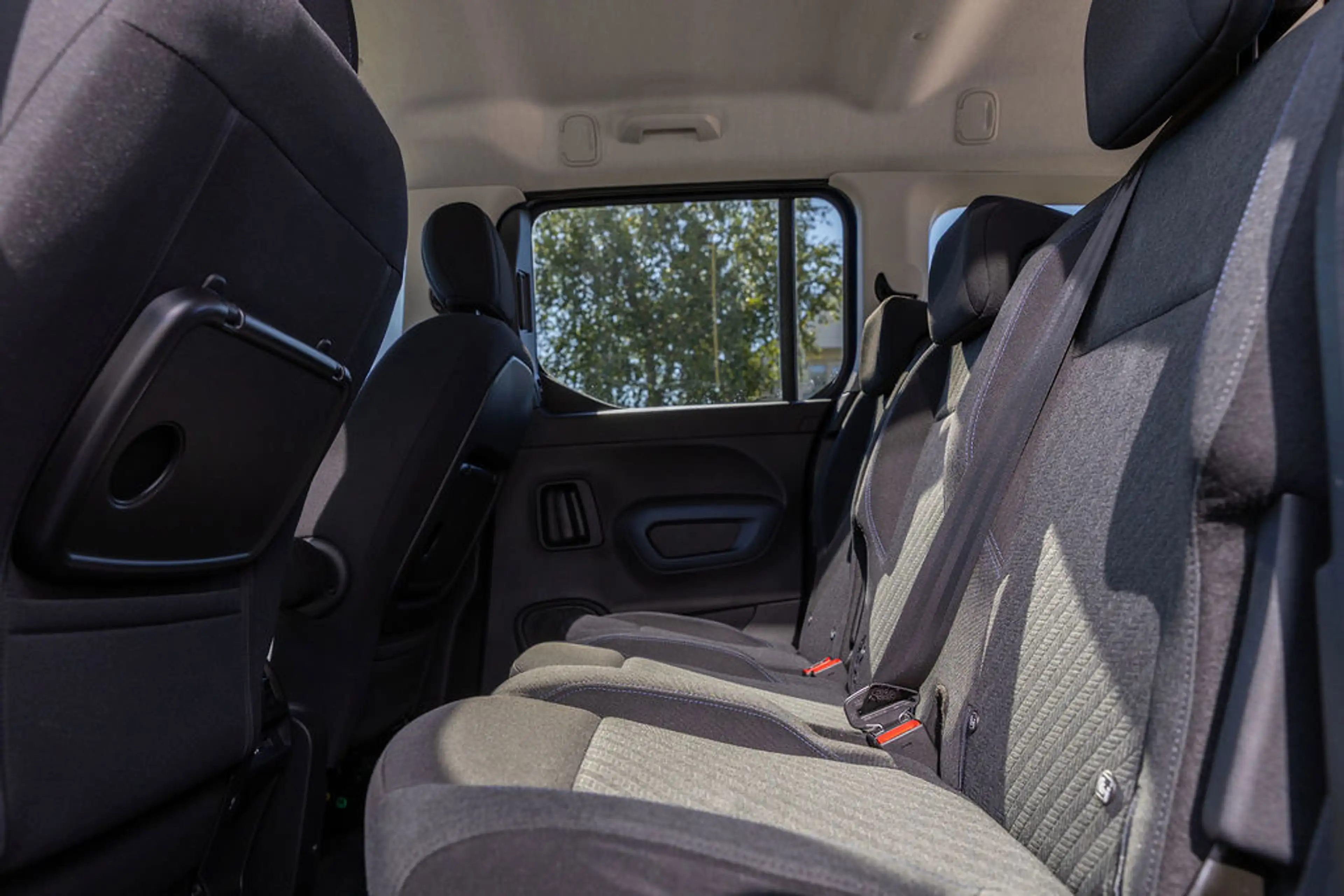Peugeot e-Rifter Long EV Long Allure 7p. 50 kWh L2 — photo 44