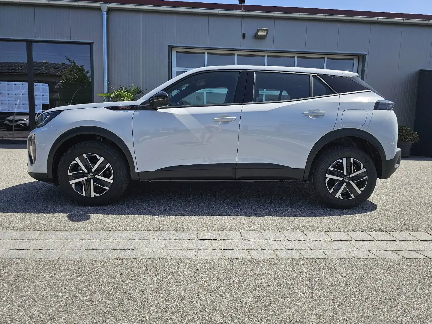 Peugeot 2008 Style 1.2 Pure Tech 100 LED*SHZ*PDC* Blanc - 2