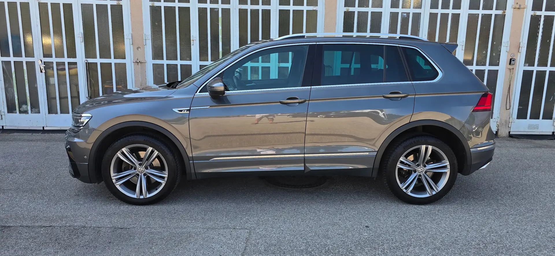 Volkswagen Tiguan Highline R-Line DSG 4Motion *Keyless*Sofort Kredit Gris - 2
