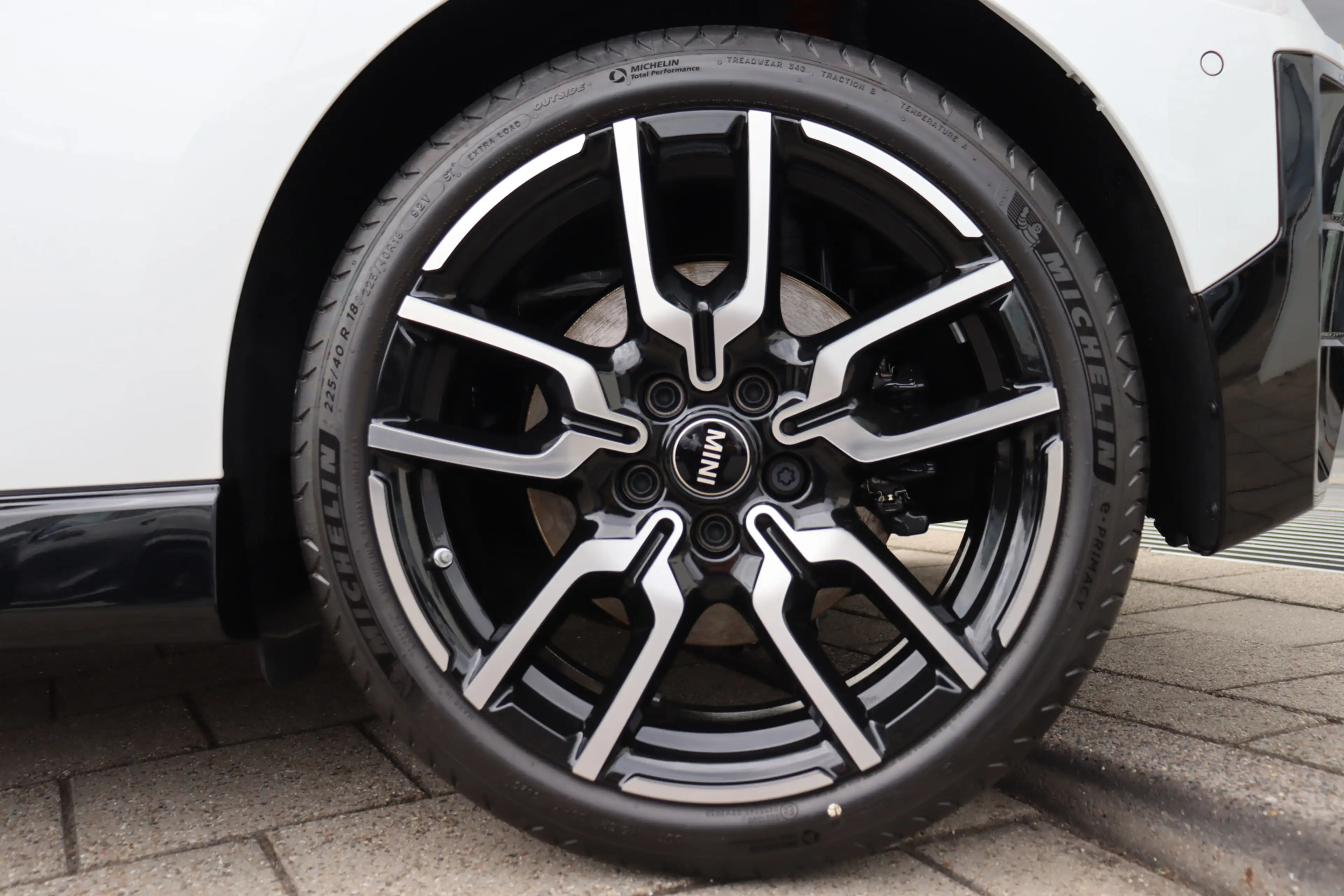 MINI Cooper E Hatchback / JCW / Pakket L / 18" JCW Lap Spoke 2-t — photo 9