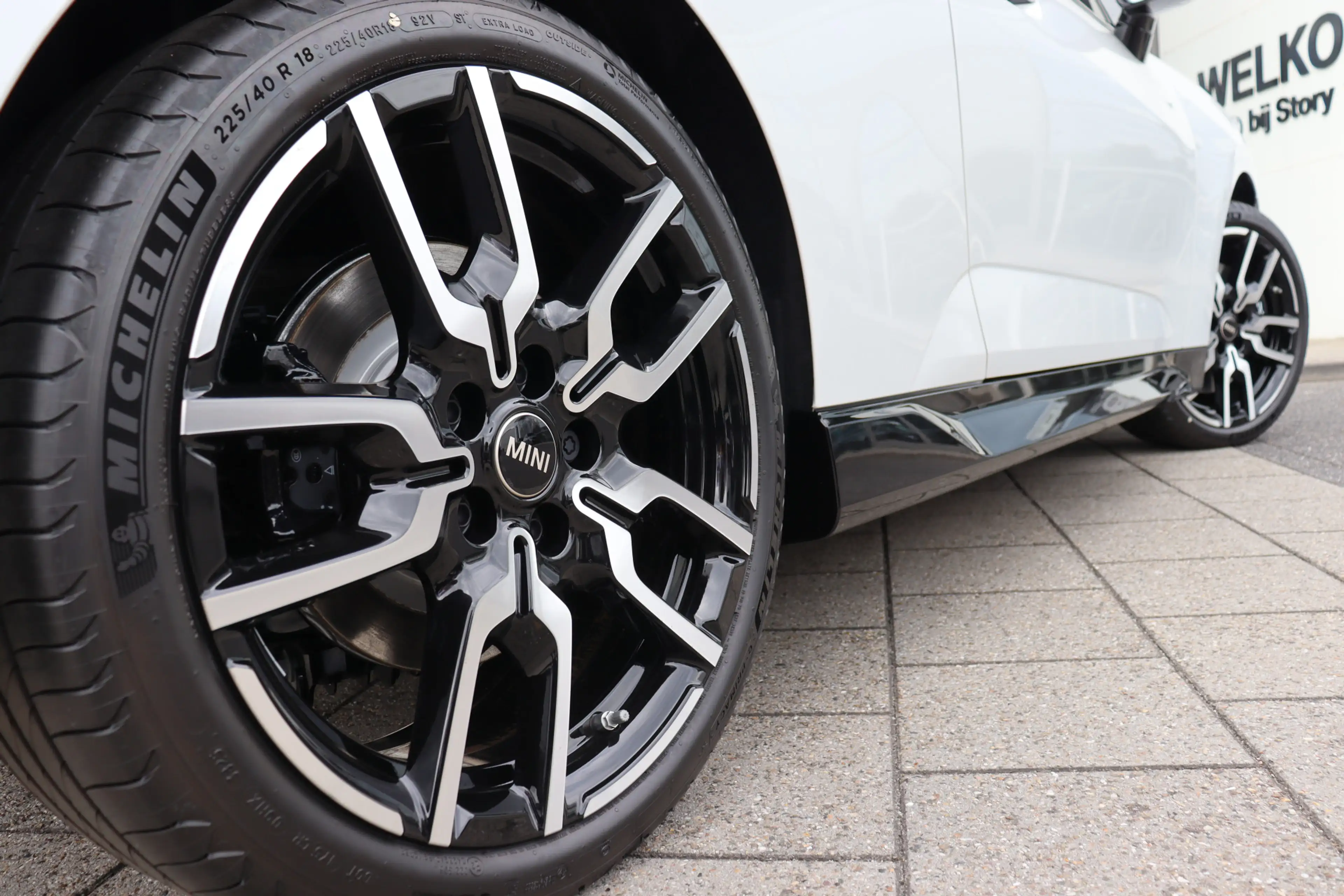 MINI Cooper E Hatchback / JCW / Pakket L / 18" JCW Lap Spoke 2-t — photo 8