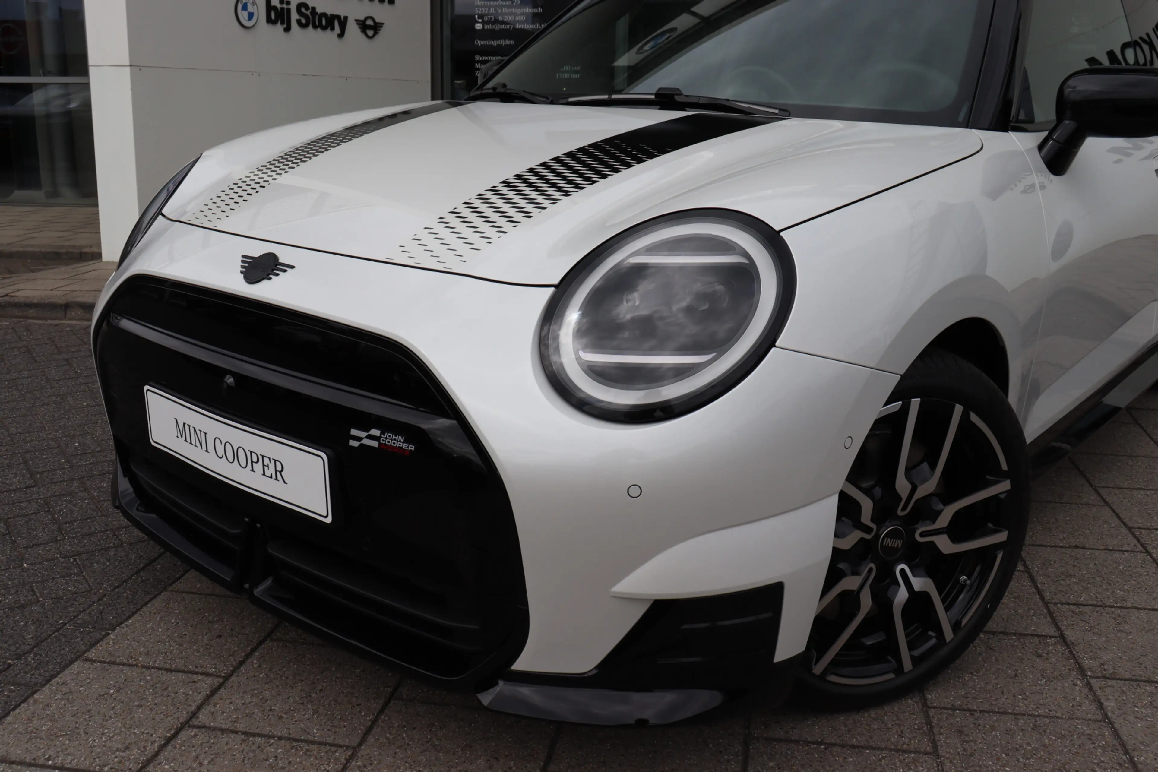 MINI Cooper E Hatchback / JCW / Pakket L / 18" JCW Lap Spoke 2-t — photo 3
