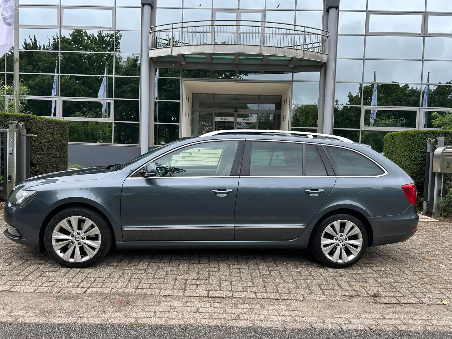 Skoda Superb Combi 2.0 TDI Elegance aut DSG ,panorama,leer Grijs - 2