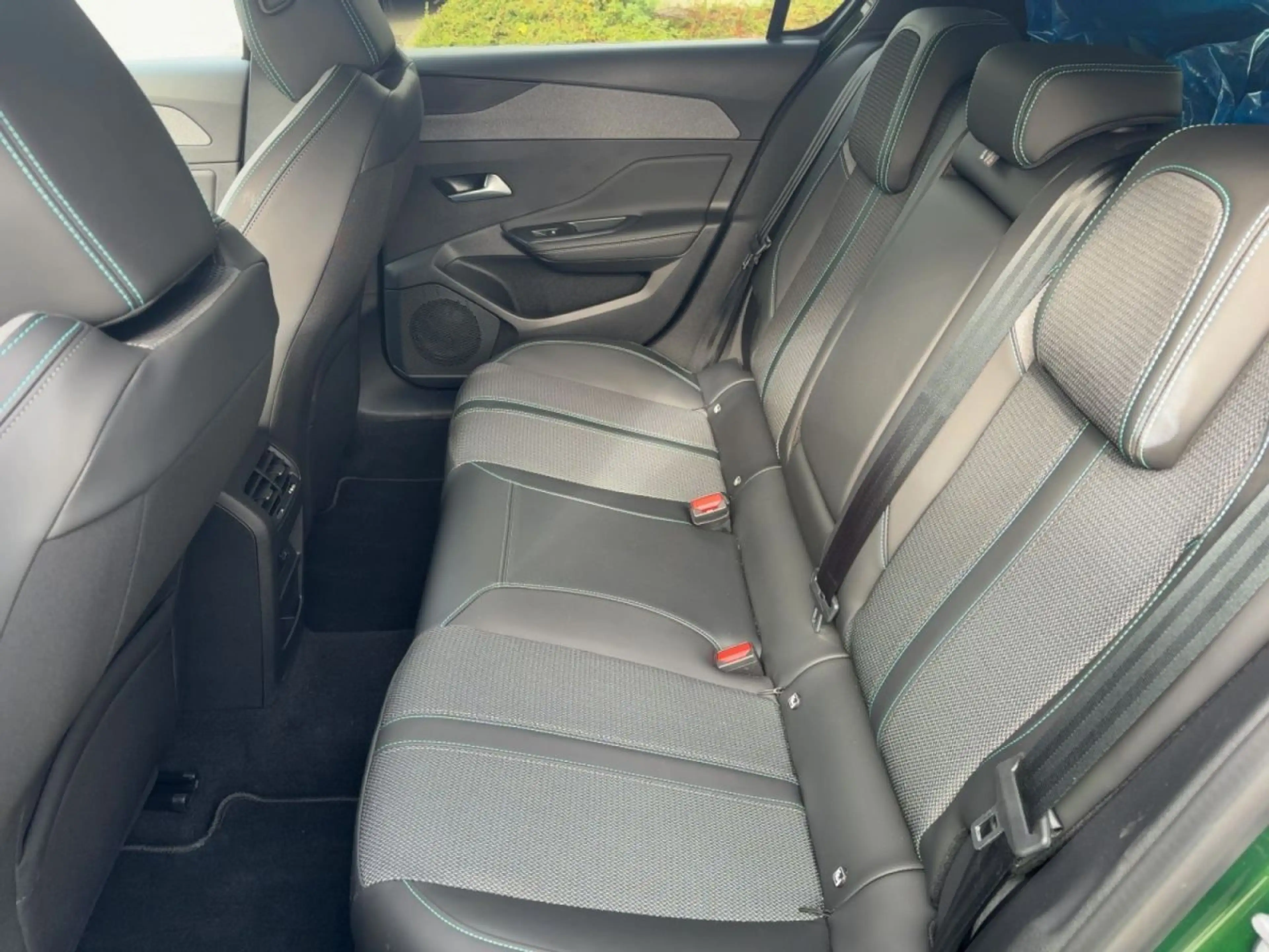 Peugeot 308 Allure PureTech 130 EAT8 — photo 9