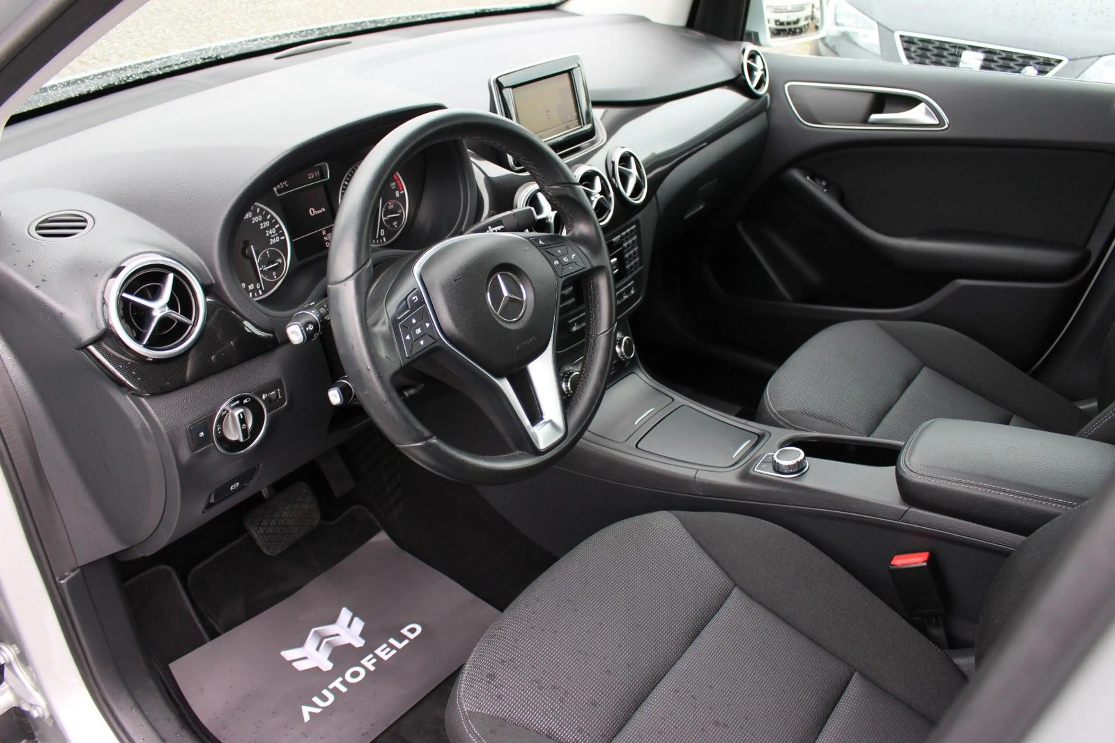 Mercedes-Benz B 180 /VOLL SHEFT/NAVI/SHZ/PDC/TEMP/BT/ISOFIX/ — photo 9
