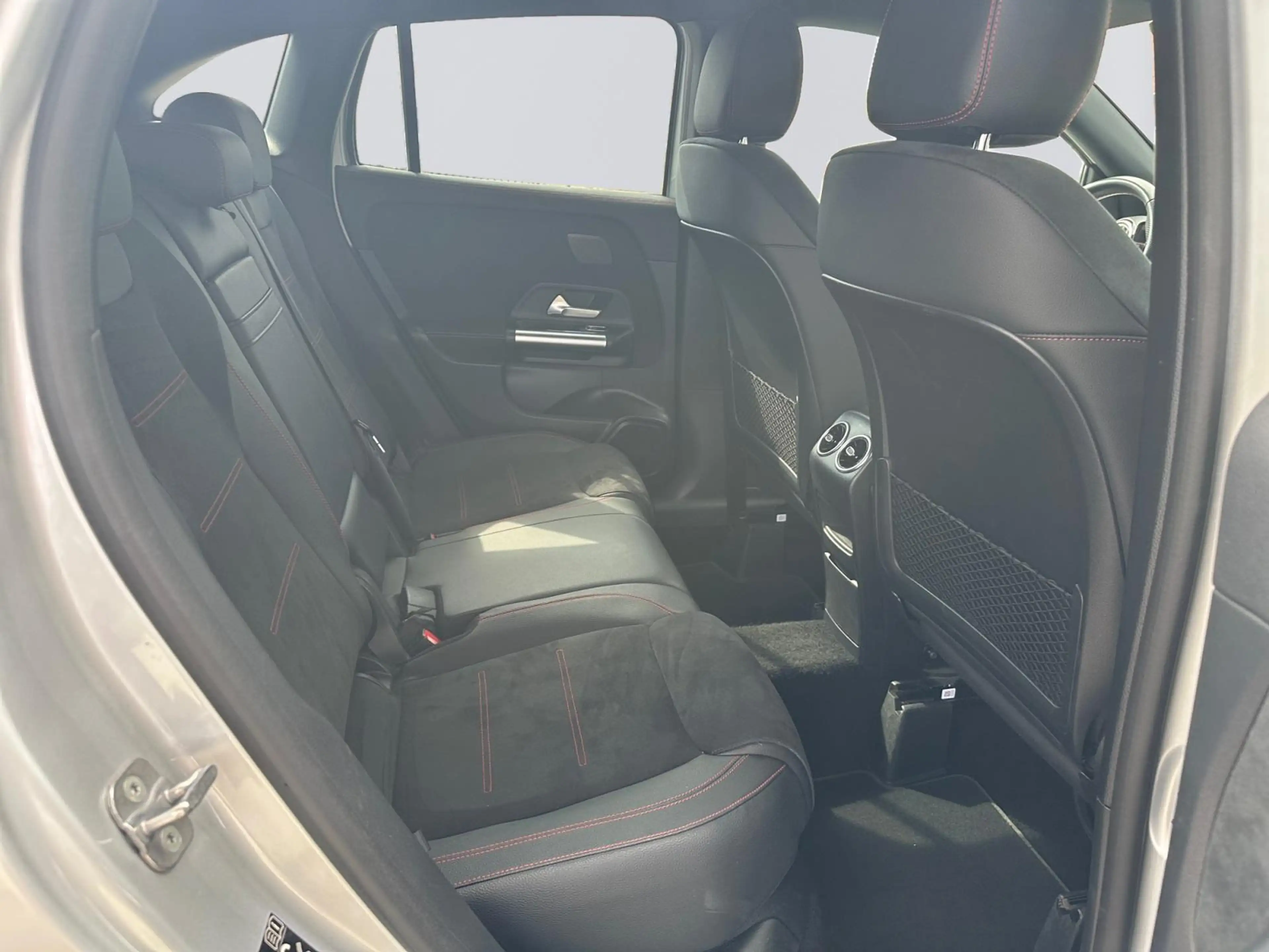 Mercedes-Benz GLA 250 GLA e AMG Line — photo 13