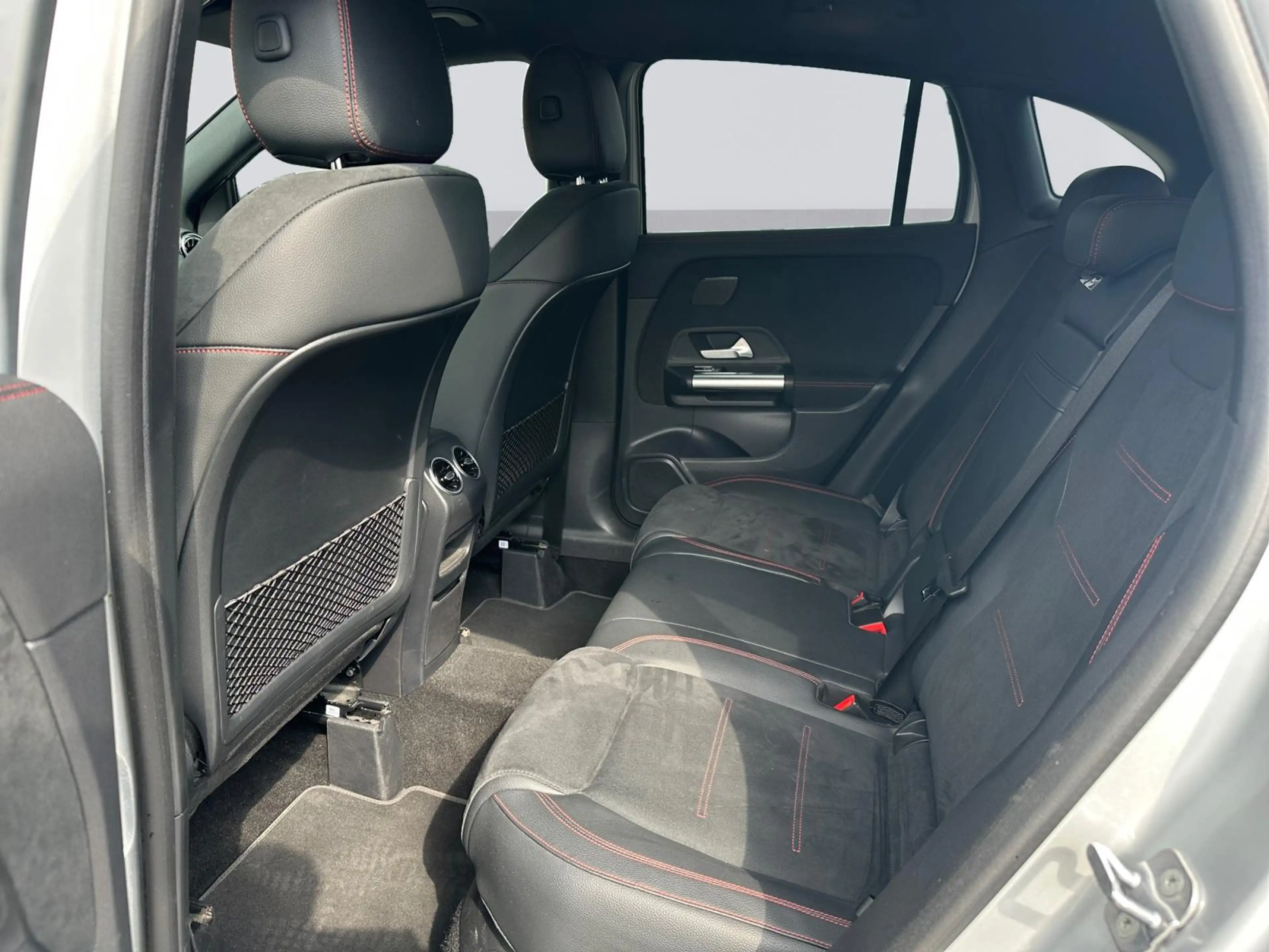 Mercedes-Benz GLA 250 GLA e AMG Line — photo 11