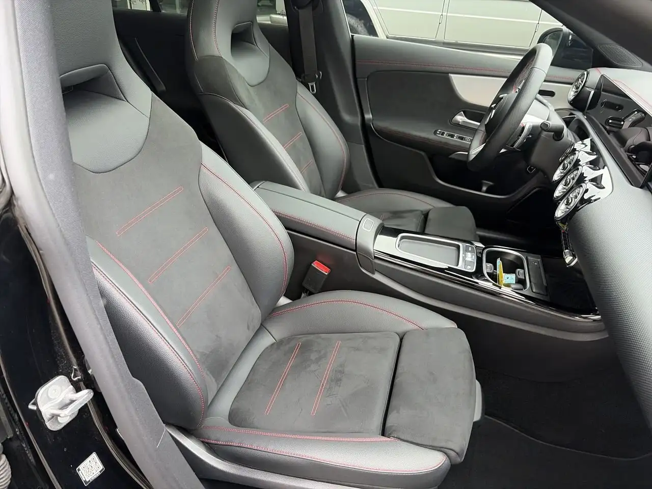 Mercedes-Benz CLA снимка Mercedes-Benz CLA