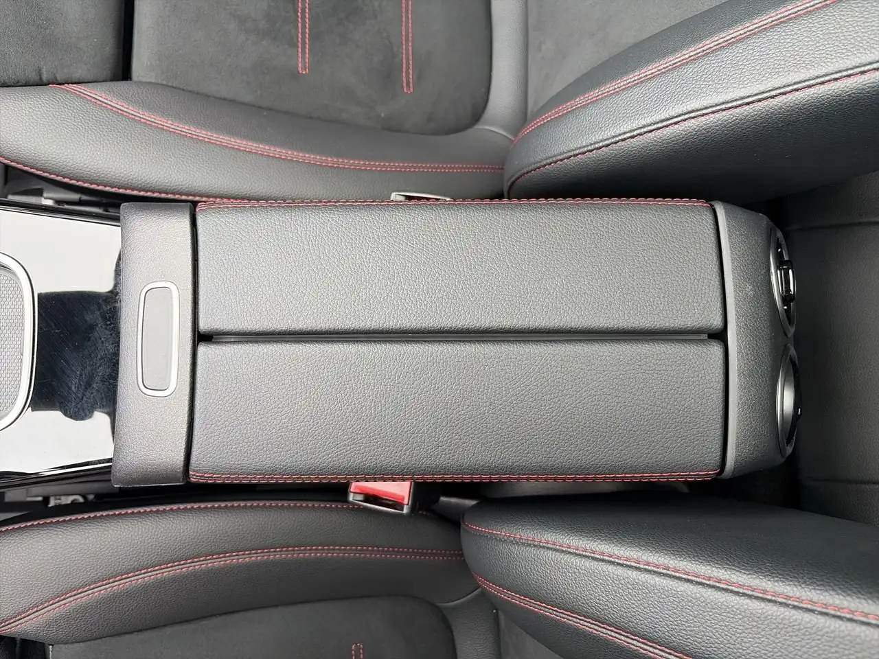 Mercedes-Benz CLA снимка Mercedes-Benz CLA