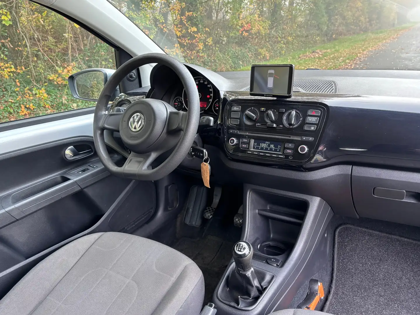 Volkswagen up! 1.0 move up! BlueMotion | Airco + Navi Nu € 3.750, Gri - 2